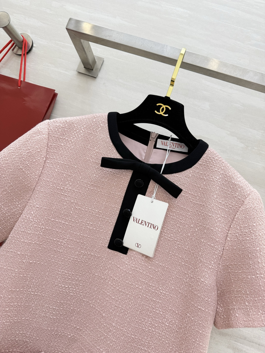 Valentin♡²⁶富家千金风短袖连衣裙 奶白温柔、樱花粉娇俏 都是一眼心动的颜色！肌理感粗花呢面料 