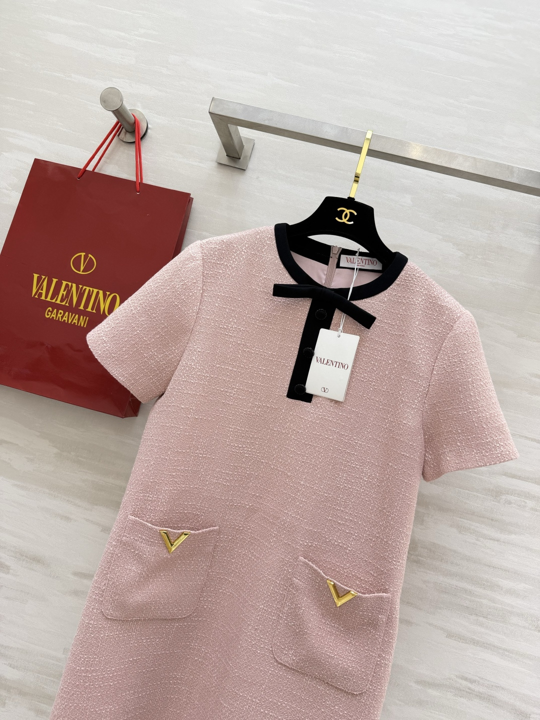 Valentin♡²⁶富家千金风短袖连衣裙 奶白温柔、樱花粉娇俏 都是一眼心动的颜色！肌理感粗花呢面料 