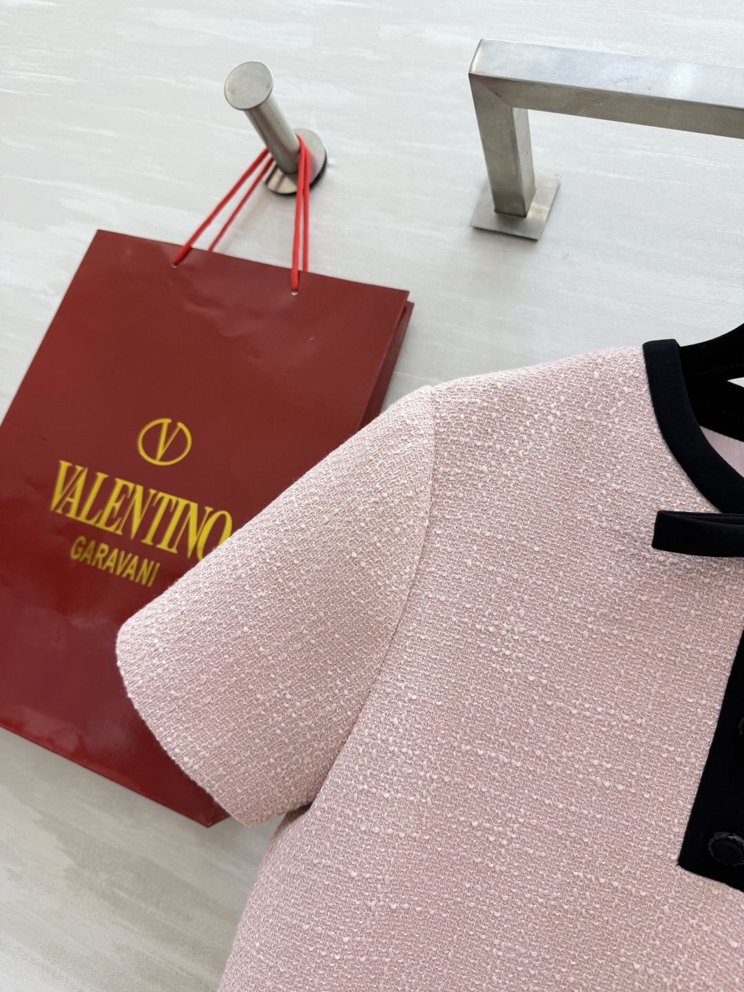 Valentin♡²⁶富家千金风短袖连衣裙 奶白温柔、樱花粉娇俏 都是一眼心动的颜色！肌理感粗花呢面料 