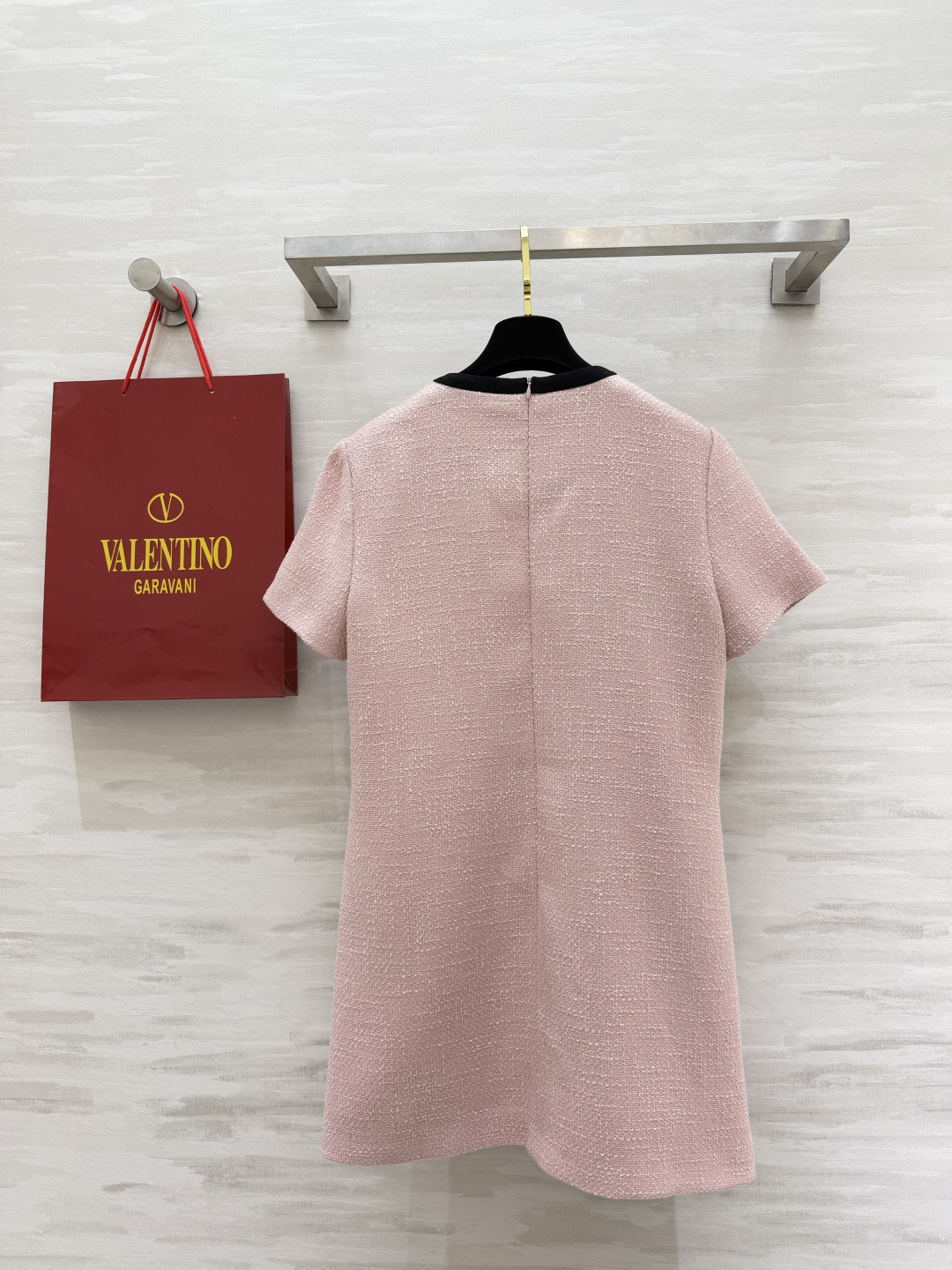 Valentin♡²⁶富家千金风短袖连衣裙 奶白温柔、樱花粉娇俏 都是一眼心动的颜色！肌理感粗花呢面料 