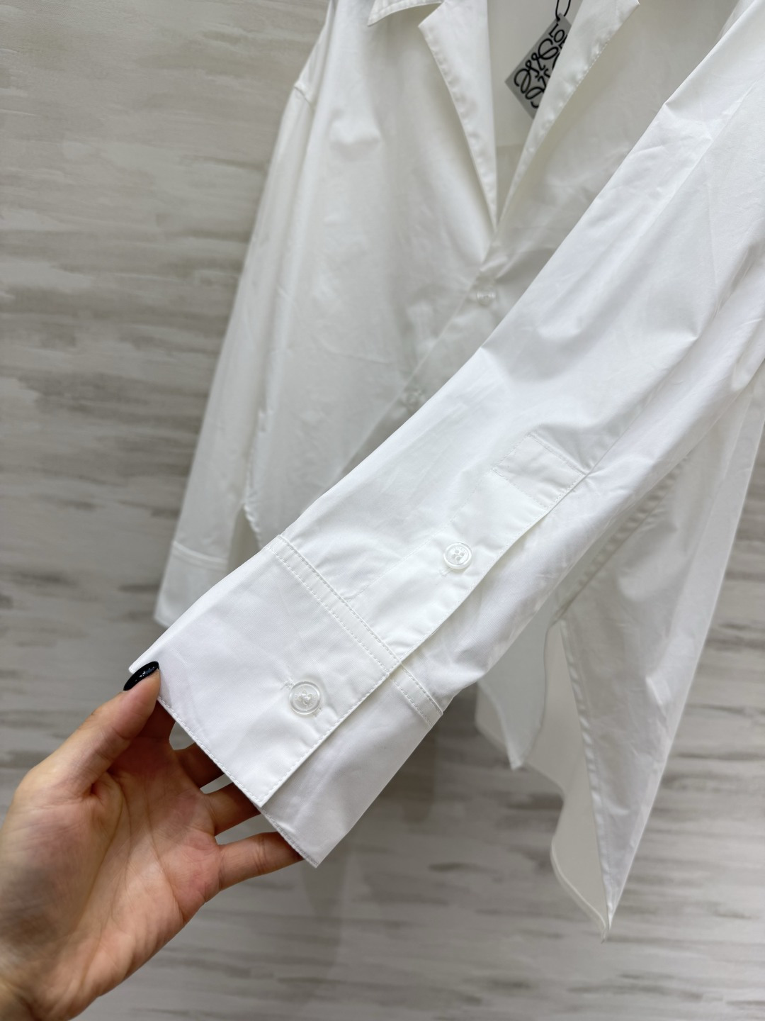 Loew♡²⁶不对称衬衫 高支棉面料 挺括有型 质感高级 斜门襟 不规则下摆设计 宽松版型 不挑身材显瘦