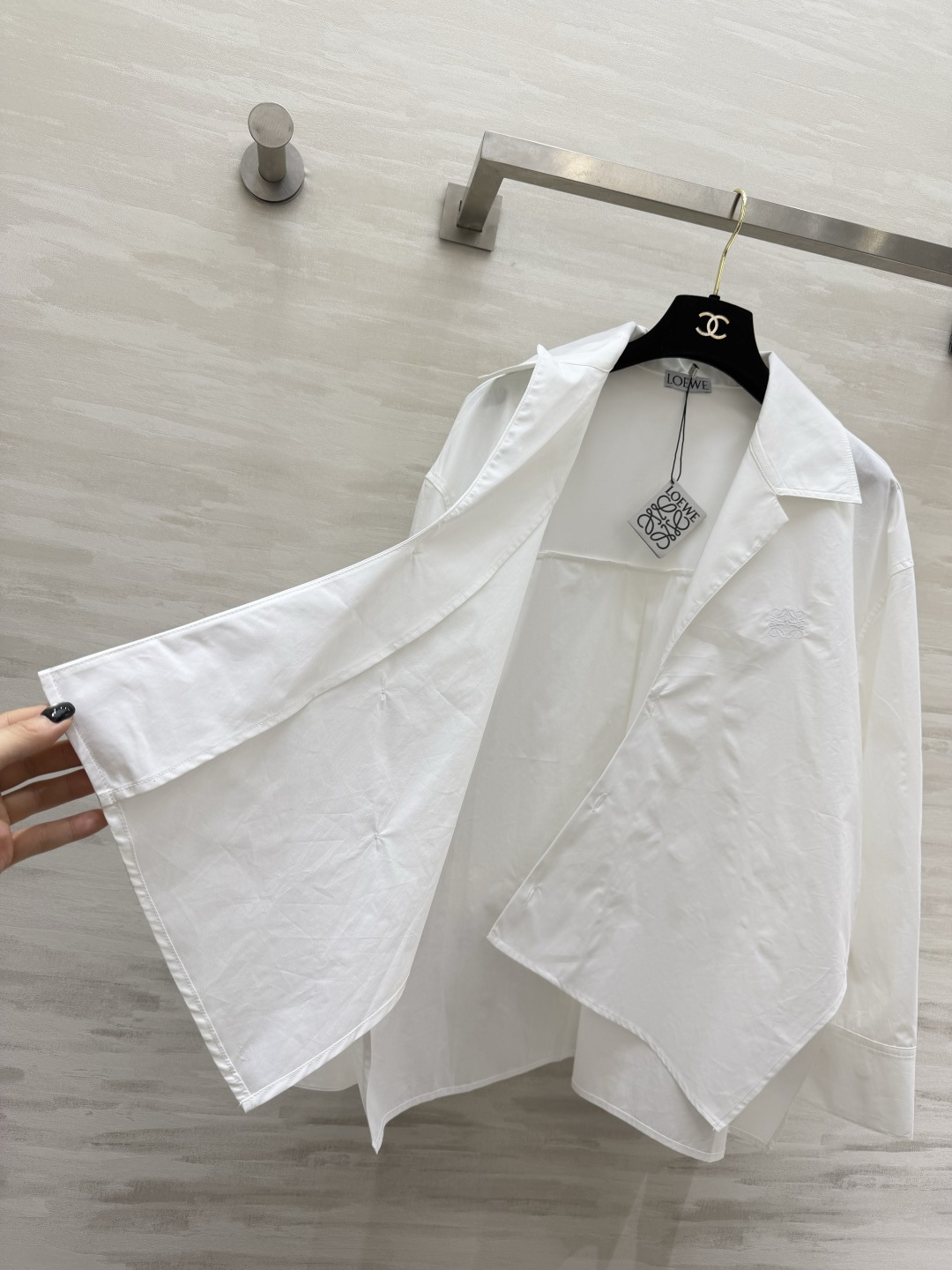 Loew♡²⁶不对称衬衫 高支棉面料 挺括有型 质感高级 斜门襟 不规则下摆设计 宽松版型 不挑身材显瘦