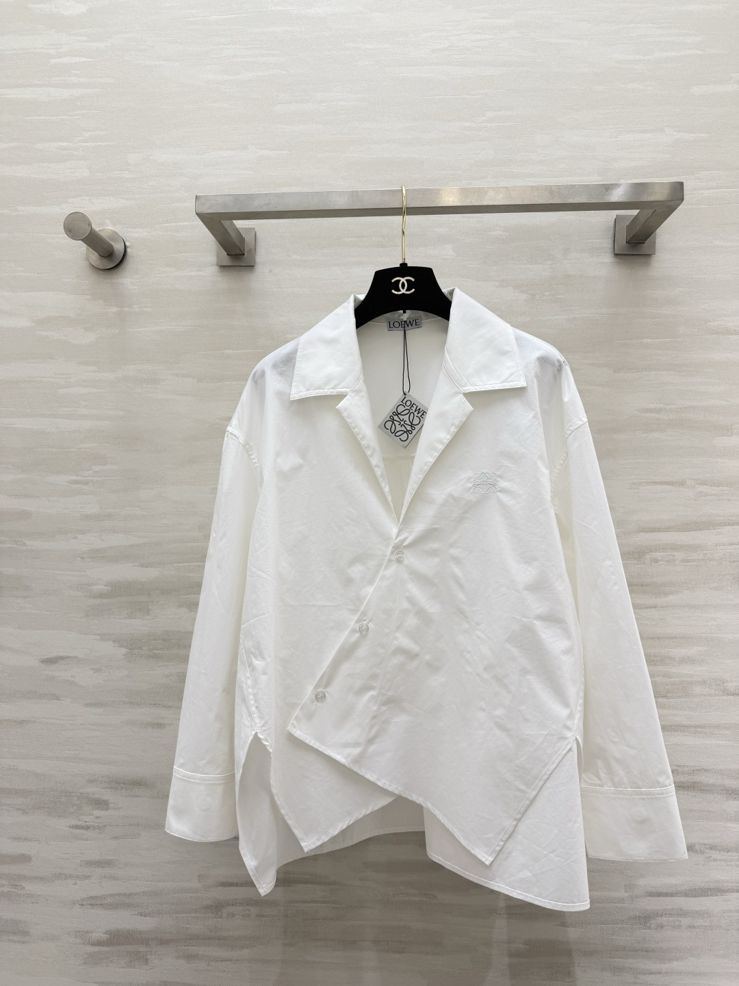 NO:856502,Loew asymmetrical shirt, high-count cotton fabric, crisp and stylish, high-end texture, slanted placket, irregular hem design, loose fit, looks slim and hides body fat regardless of body shape, available in two colors, suitable for daily commuting and going out on the street!  High-quality customization, available in stock first size S/M/L (S size bust 110, length 65), Loewe-clothing, loewe, loewe, shirts,19860909Loew不对称衬衫 高支棉面料 挺括有型 质感高级 斜门襟 不规则下摆设计 宽松版型 不挑身材显瘦又藏肉 两色可选,日常通勤、出街穿都合适！高品质定制 现货首发sizeS/M/L（s码胸围110,衣长65）,罗意威-服装,loewe,loewe,shirts,,Women's clothing