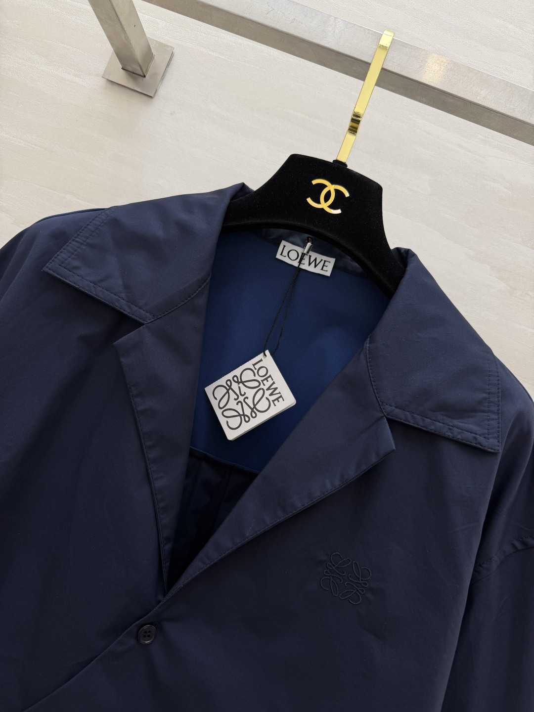 Loew♡²⁶不对称衬衫 高支棉面料 挺括有型 质感高级 斜门襟 不规则下摆设计 宽松版型 不挑身材显瘦