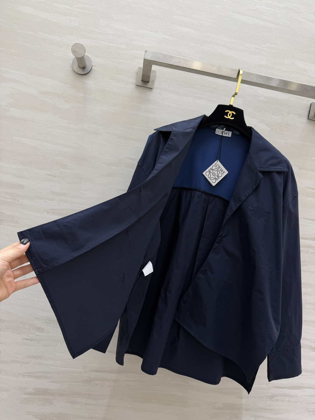 Loew♡²⁶不对称衬衫 高支棉面料 挺括有型 质感高级 斜门襟 不规则下摆设计 宽松版型 不挑身材显瘦