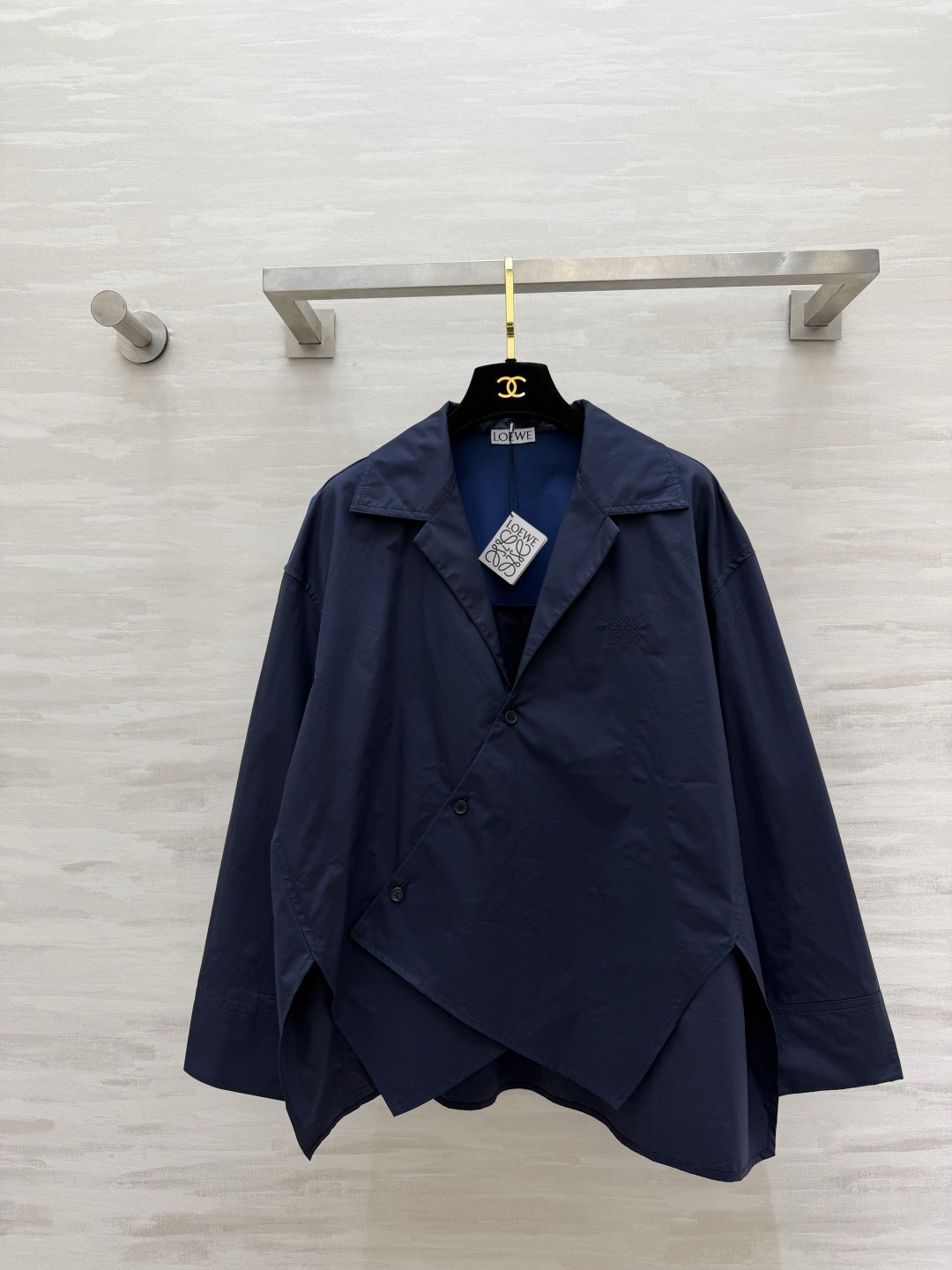 NO:856520,Loew asymmetrical shirt, high-count cotton fabric, crisp and stylish, high-end texture, slanted placket, irregular hem design, loose fit, looks slim and hides body fat regardless of body shape, available in two colors, suitable for daily commuting and going out on the street!  High-quality customization, available in stock first size S/M/L (S size bust 110, length 65), Loewe-clothing, loewe, loewe, shirts,19860909Loew不对称衬衫 高支棉面料 挺括有型 质感高级 斜门襟 不规则下摆设计 宽松版型 不挑身材显瘦又藏肉 两色可选,日常通勤、出街穿都合适！高品质定制 现货首发sizeS/M/L（s码胸围110,衣长65）,罗意威-服装,loewe,loewe,shirts,,Women's clothing