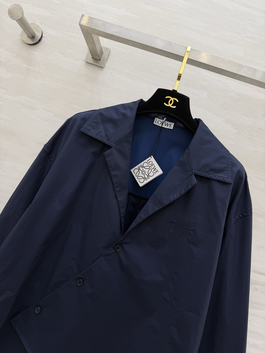 Loew♡²⁶不对称衬衫 高支棉面料 挺括有型 质感高级 斜门襟 不规则下摆设计 宽松版型 不挑身材显瘦
