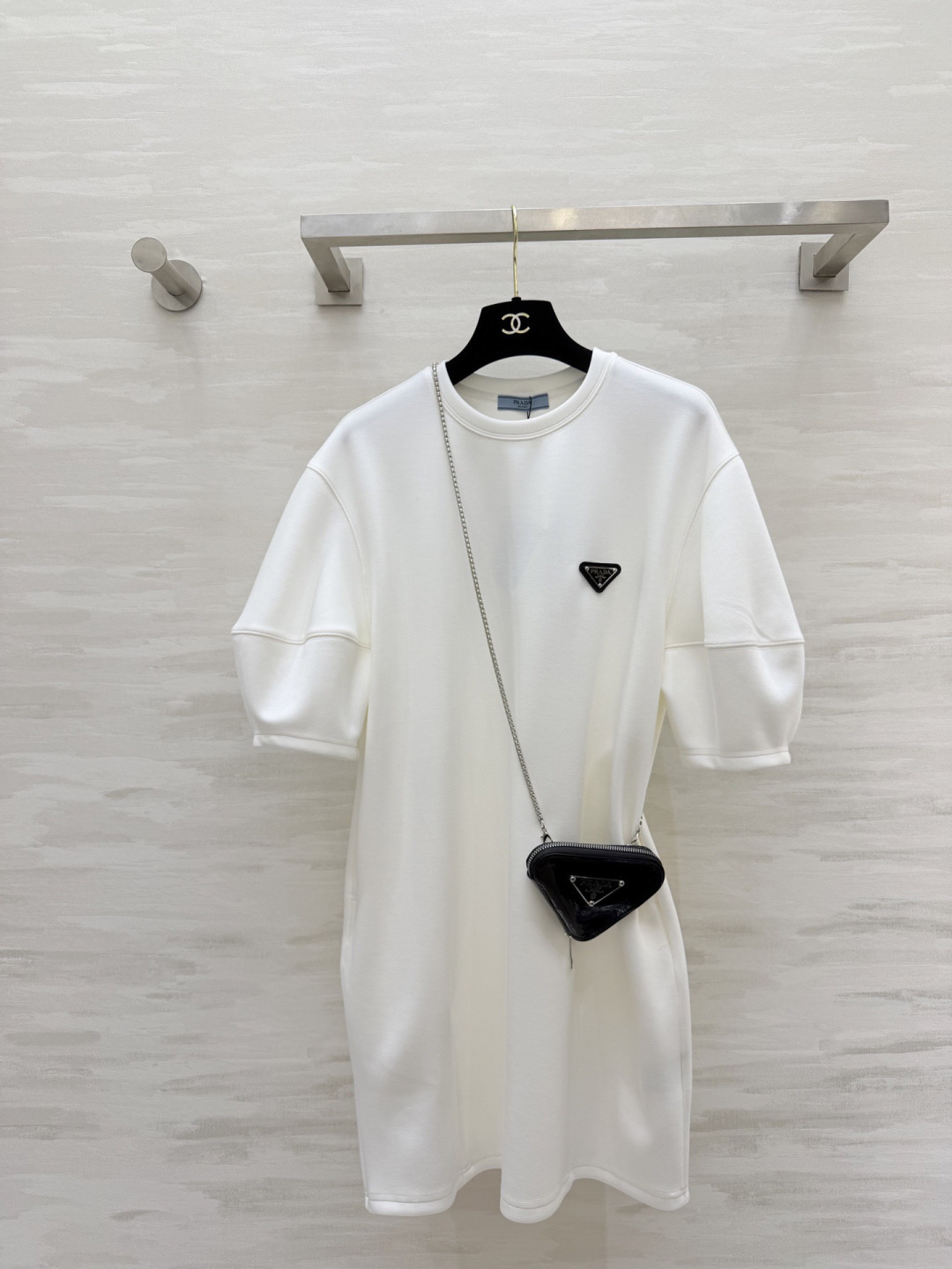 NO:856444,Hot style #Prad spring and summer new style Prada triangular casual dress is simple but not simple. It is paired with a small triangle bag with letters. It is high-end and exquisite. It looks so good in a casual skirt that looks ordinary. It is loose and friendly to all body types!  I really love this casual style!  High-quality customization available in stock sizes S/M/L (S size shoulder width 49, bust 110, length 85), Prada-clothing, prada, prada, skirts,19860909爆款 #Prad春夏新款 普拉达三角标休闲连衣裙简约又不简单风 搭配字母三角小包包 高级又精致 一条看着普通的休闲裙穿着太好看了 宽宽松松对各种身材都很友好！这种随意风真的很爱！高品质定制 现货来sizeS/M/L（S码肩宽49,胸围110,衣长85）,普拉达-服装,prada,prada,skirts,,Women's clothing