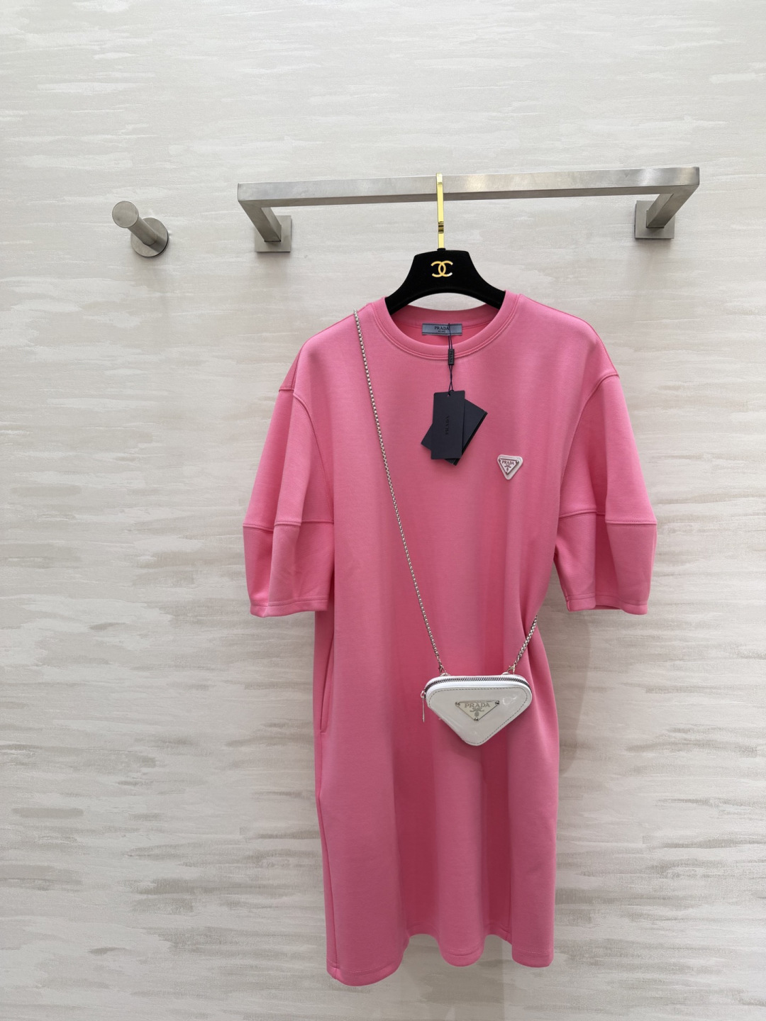 NO:856463,Hot style #Prad spring and summer new style Prada triangular casual dress is simple but not simple. It is paired with a small triangle bag with letters. It is high-end and exquisite. It looks so good in a casual skirt that looks ordinary. It is loose and friendly to all body types!  I really love this casual style!  High-quality customization available in stock sizes S/M/L (S size shoulder width 49, bust 110, length 85), Prada-clothing, prada, prada, skirts,19860909爆款 #Prad春夏新款 普拉达三角标休闲连衣裙简约又不简单风 搭配字母三角小包包 高级又精致 一条看着普通的休闲裙穿着太好看了 宽宽松松对各种身材都很友好！这种随意风真的很爱！高品质定制 现货来sizeS/M/L（S码肩宽49,胸围110,衣长85）,普拉达-服装,prada,prada,skirts,,Women's clothing