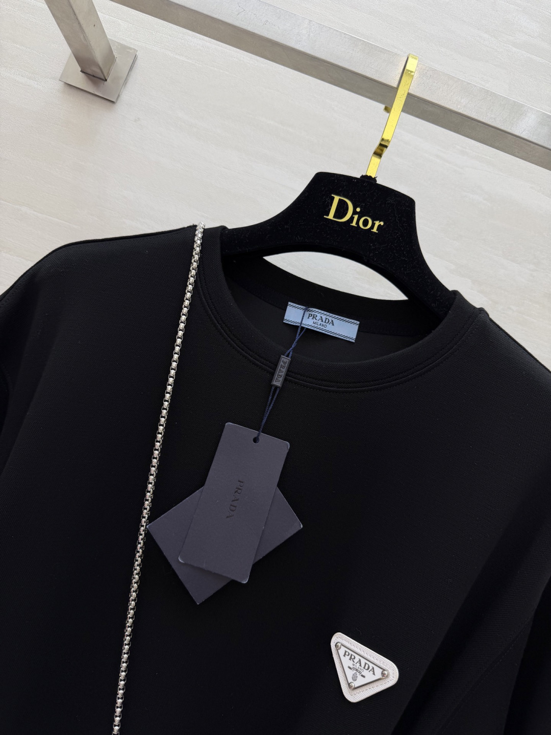 Черное повседневное платье с треугольным логотипом Prada