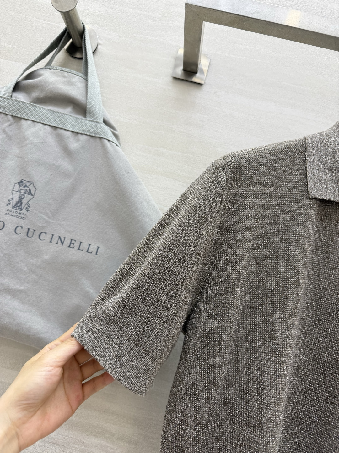 Brunellocucinell♡²⁶经典针织Polo 上手就懂什么叫“软如云、轻如雾”。两粒扣翻领设计