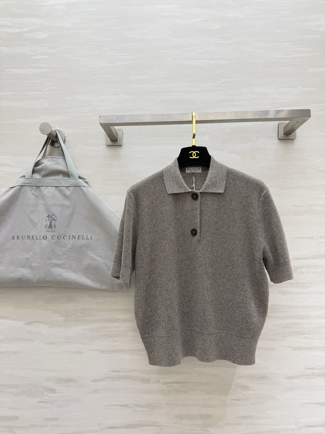 NO:856891,Brunellocucinell's classic knitted Polo will make you understand what 'soft as clouds, light as mist' means when you first pick it up. The two-button lapel design, unobtrusive gray tone comes with a soft light filter, which can be easily held for business commuting or weekend vacations. A taste that can be recognized at a glance without a big logo, this is the real 'Quiet Luxury'. High-quality customization, available in stock first size S/M/L (), women's clothing, brunello cucinelli,19860909Brunellocucinell经典针织Polo 上手就懂什么叫“软如云、轻如雾”.两粒扣翻领设计,不张扬的灰调自带柔光滤镜,商务通勤或周末度假都能轻松hold住.不用大logo也能一眼识别的品味,这才是真正的「 Quiet Luxury 」.高品质定制 现货首发sizeS/M/L（）,女装,brunello cucinelli,,Women's clothing