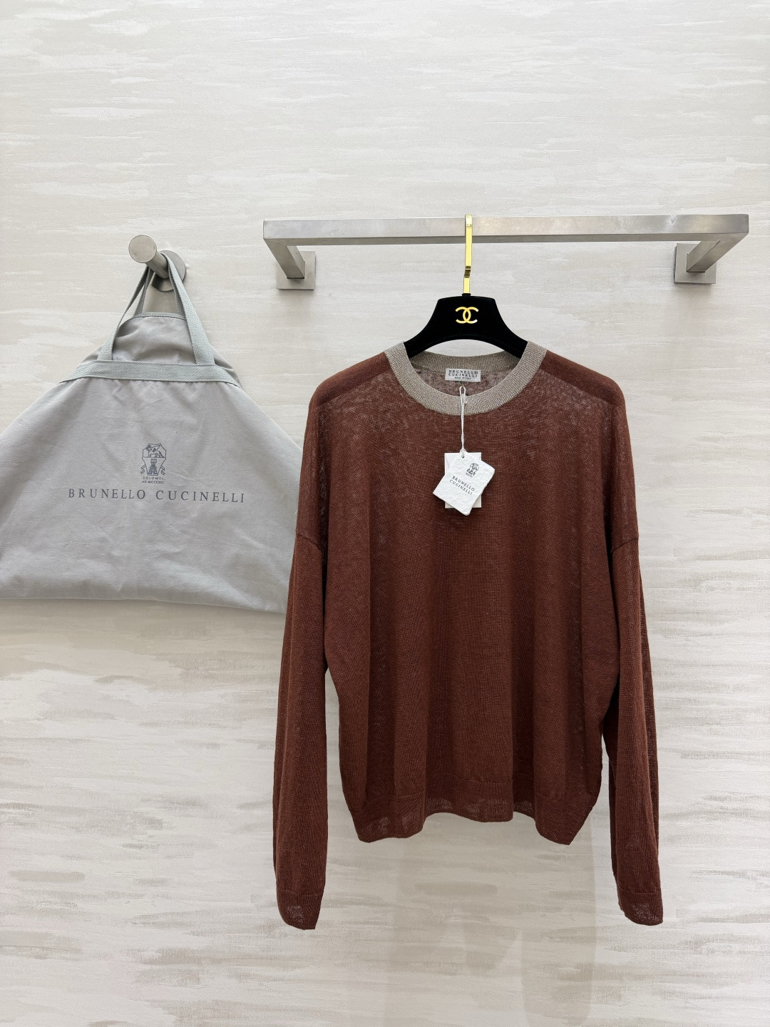 NO:856865,Brunello Cucinell caramel brown knitted sweater. The low-key luxurious linen blended texture has a slightly hazy feel. It is as light as a cloud and does not tie up at all when worn close to the body. The light gray contrasting round neck is carefully designed to balance the relaxation and sophistication of the old money style. It does not need to exaggerate the logo and can be worn with a sense of luxury through fabric and pattern. This is the real Quiet Luxury. High-quality customization. Available in stock first size S/M/L (), women's clothing, brunello cucinelli,19860909Brunello Cucinell焦糖棕针织衫 低调奢华亚麻混纺的肌理自带微透朦胧感 轻得像一片云 贴身穿也完全不扎 浅灰撞色圆领的小心机 把老钱风的松弛与精致平衡得刚刚好 不用夸张logo靠面料和版型就能穿出的高级感 这才是真正的 Quiet Luxury.高品质定制 现货首发sizeS/M/L（）,女装,brunello cucinelli,,Women's clothing