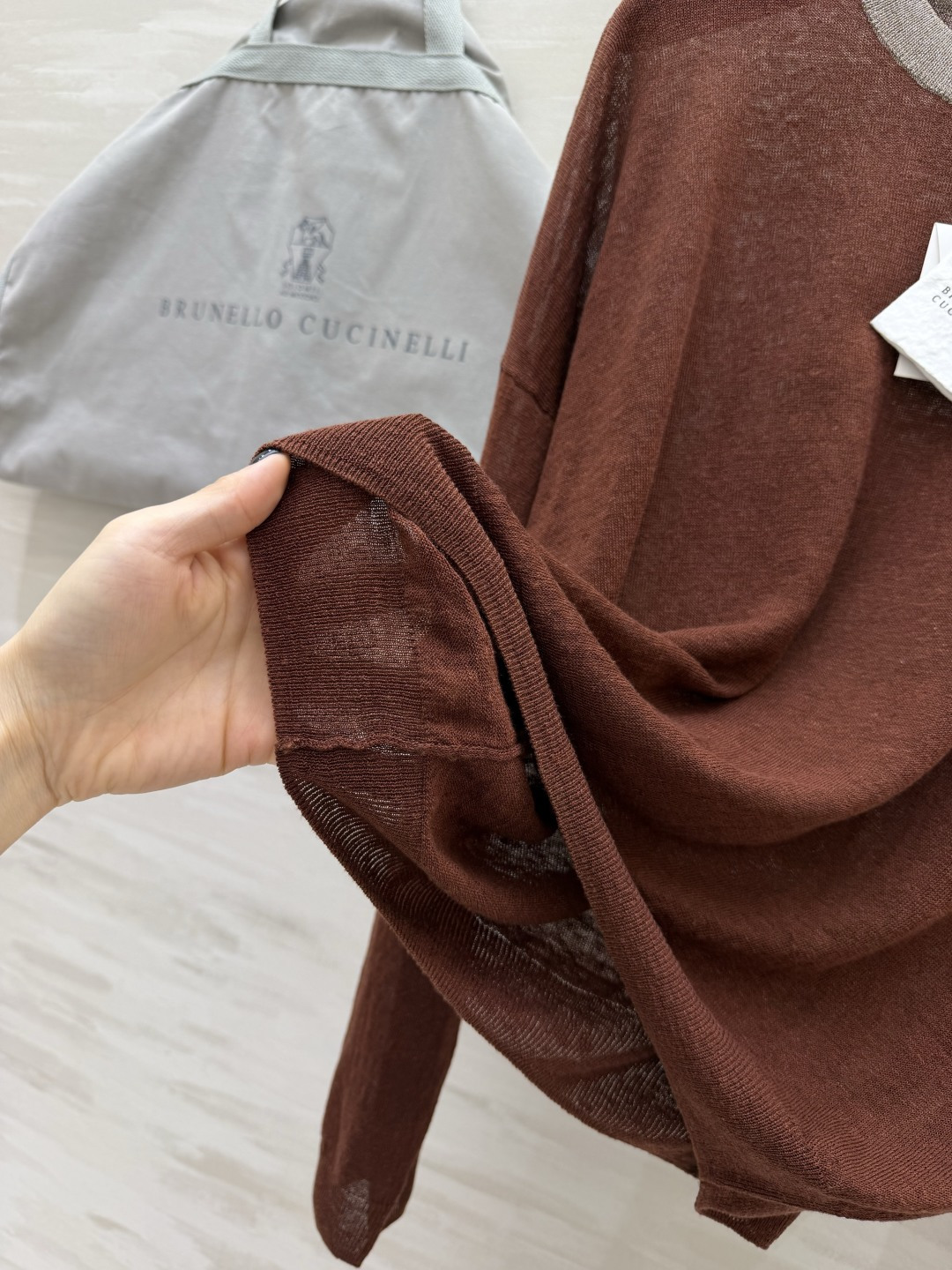 Brunello Cucinell♡²⁶焦糖棕针织衫 低调奢华亚麻混纺的肌理自带微透朦胧感 轻得像一片云