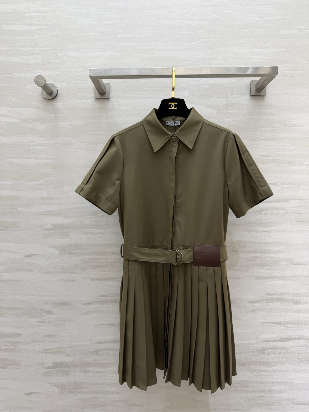 NO:856820,LOEW shirt dress, elegant classic work shirt collar that is neat to the core, neat pleated skirt, strong and soft lines, perfectly balances sophistication and gentleness. The brand's iconic leather is quietly imprinted with low-key brand recognition. Both olive green and navy blue colors come with advanced filters. It can be worn for commuting, making it an urban beauty with full aura. It can also be worn for daily wear with an effortless sense of sophistication!  High-quality customization, available in stock first size S/M/L (S size bust 86, skirt length 80), Loewe-clothing, loewe, loewe, skirts, shirts,19860909LOEW衬衫裙 利落到骨子里的优雅经典工装衬衫领 利落百褶裙摆 刚柔并济的线条感 完美平衡了干练与温柔 品牌标志性皮革悄悄印刻了低调的品牌辨识度 橄榄绿与藏青两色都自带高级滤镜 通勤穿是气场全开的都市丽人 日常穿也能穿出不费力的精致感！高品质定制 现货首发sizeS/M/L（s码胸围86,裙长80）,罗意威-服装,loewe,loewe,skirts,shirts,,Women's clothing