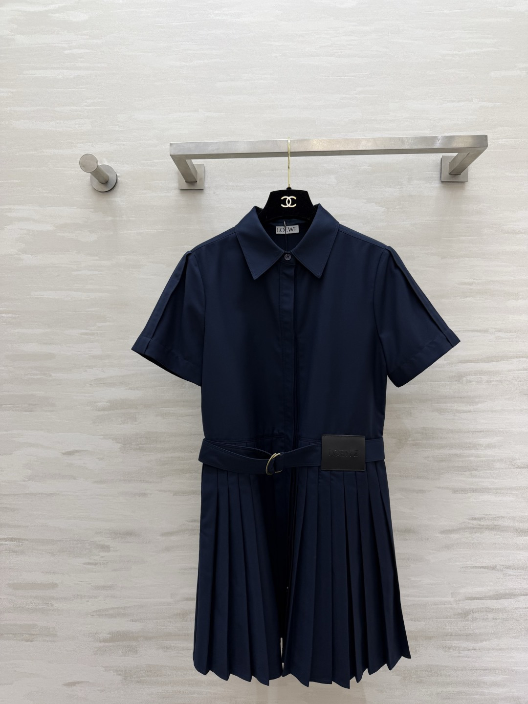NO:856841,LOEW shirt dress, elegant classic work shirt collar that is neat to the core, neat pleated skirt, strong and soft lines, perfectly balances sophistication and gentleness. The brand's iconic leather is quietly imprinted with low-key brand recognition. Both olive green and navy blue colors come with advanced filters. It can be worn for commuting, making it an urban beauty with full aura. It can also be worn for daily wear with an effortless sense of sophistication!  High-quality customization, available in stock first size S/M/L (S size bust 86, skirt length 80), Loewe-clothing, loewe, loewe, skirts, shirts,19860909LOEW衬衫裙 利落到骨子里的优雅经典工装衬衫领 利落百褶裙摆 刚柔并济的线条感 完美平衡了干练与温柔 品牌标志性皮革悄悄印刻了低调的品牌辨识度 橄榄绿与藏青两色都自带高级滤镜 通勤穿是气场全开的都市丽人 日常穿也能穿出不费力的精致感！高品质定制 现货首发sizeS/M/L（s码胸围86,裙长80）,罗意威-服装,loewe,loewe,skirts,shirts,,Women's clothing
