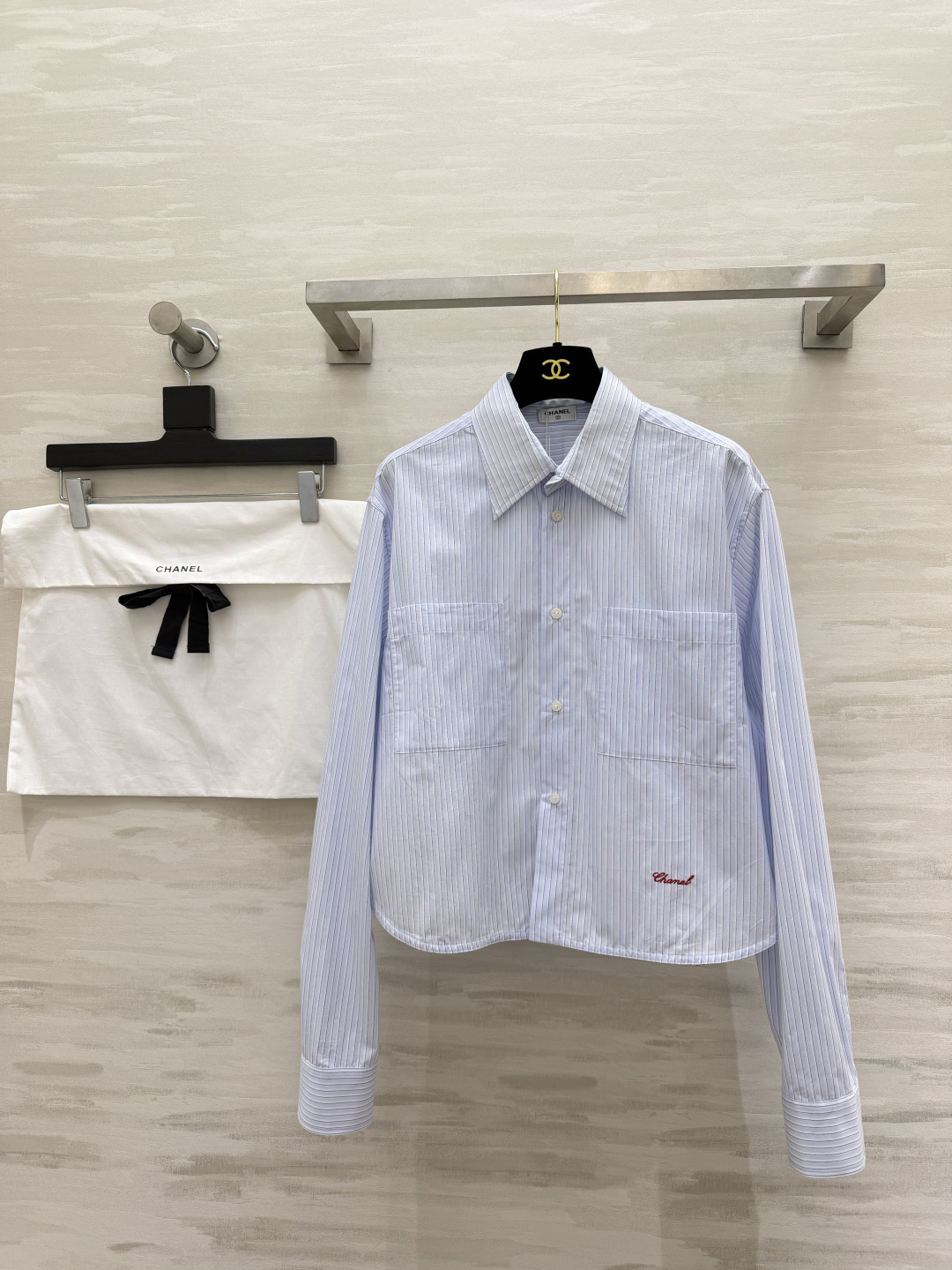 NO:856802,Chane striped shirt is originally developed. The 'daily trump card' of old money style. The light blue pinstripes bring a relaxed college feel. The red embroidered signature is low-key and exquisite. Wide lapels. Double pocket design retains the neatness of the shirt and adds a bit of playfulness. It does not choose the occasion or style. It can be used for commuting, dating, and weekend outings. It is a versatile style that is loved every time in the wardrobe. High-quality customization  Available now, size 36/38/40 (), Chanel-clothing, chanel, chanel, shirts,19860909Chane条纹衬衫 原版开发 老钱风的「日常王牌」浅蓝细条纹自带松弛的学院感 红色刺绣签名低调又精致 宽翻领 双口袋设计 保留了衬衫的利落感 又多了几分俏皮 不挑场合也不挑风格 通勤、约会、周末出游都能 是衣柜里越穿越爱的百搭款.高品质定制 现货首发size36/38/40（）,香奈儿-服装,chanel,chanel,shirts,,Women's clothing
