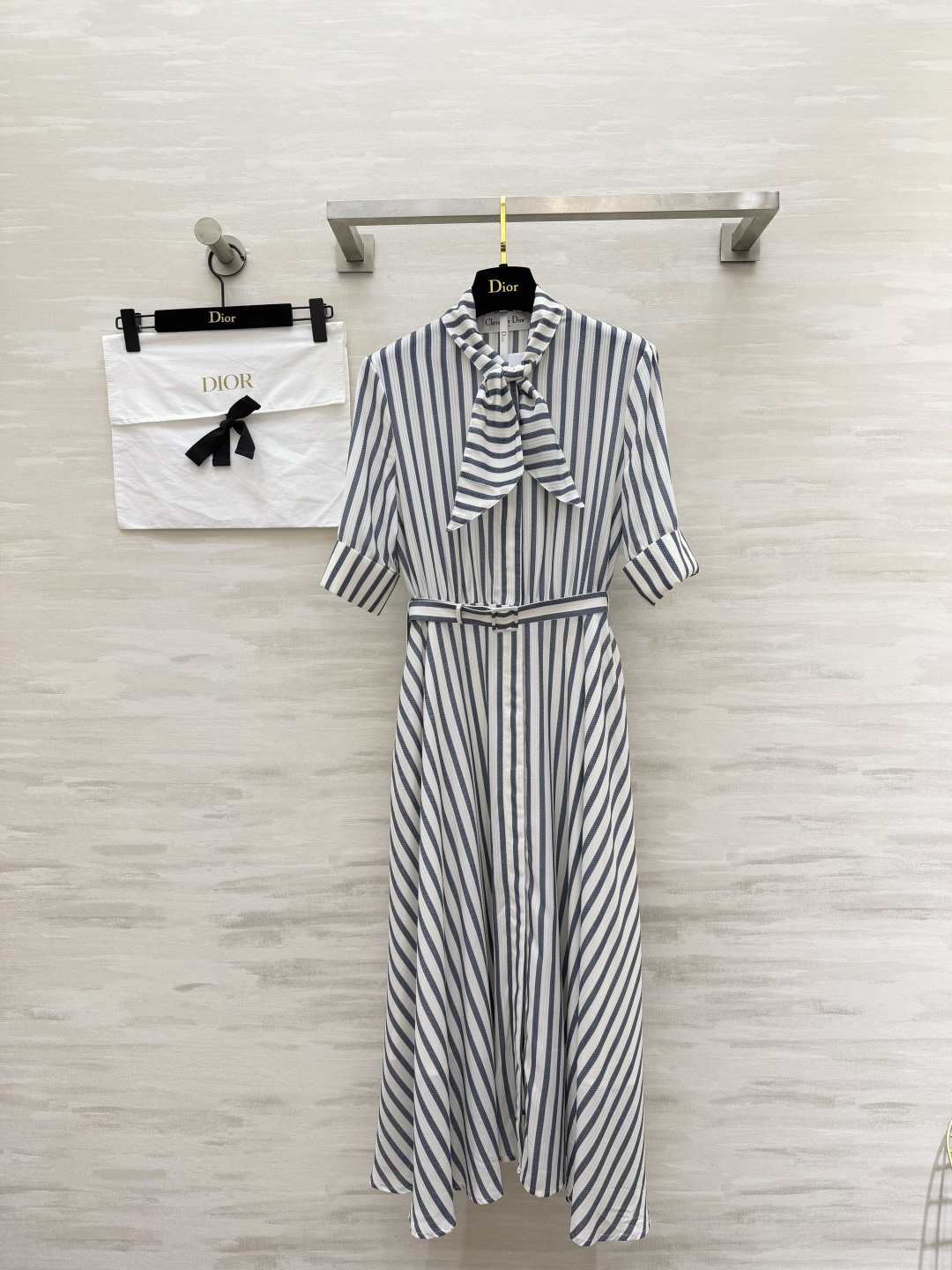 NO:857663,The Dio blue and white striped waist dress comes with a French-style elegant robe. The blue and white vertical stripes are refreshing and white, and the neckline ribbon + belt of the same color quietly optimize the head-to-shoulder ratio and body proportions. It is suitable for commuting and gentle temperament for dating. The whole thing is captured by this effortless sophistication!  High-quality customization, available in stock first size S/M/L (S size bust 96, skirt length 113), Dior-clothing, dior, dior, skirts,19860909Dio蓝白条纹收腰连衣裙 自带法式优雅的战袍 蓝白竖条纹清爽显白, 领口飘带+同色系腰带, 悄悄优化头肩比和身材比例, 通勤穿得体大方,约会穿温柔气质, 一整个被这种不费力的精致拿捏住了！ 高品质定制 现货首发sizeS/M/L（s码胸围96,裙长113）,迪奥-服装,dior,dior,skirts,,Women's clothing