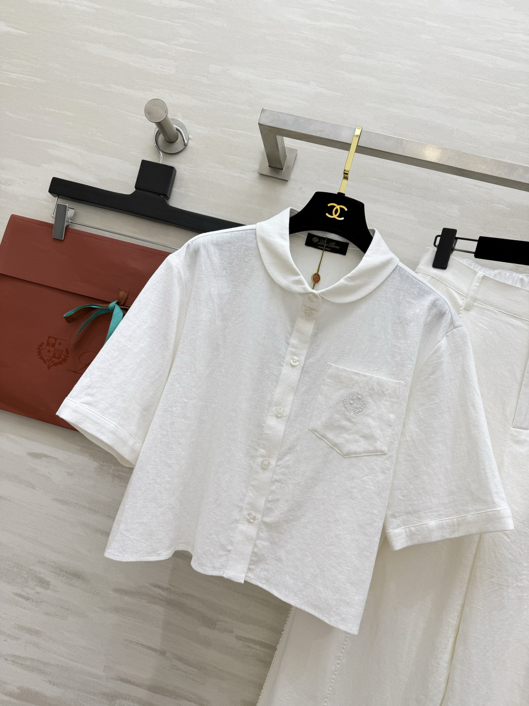Белый костюм Chanel с коротким рукавом и высокой талией