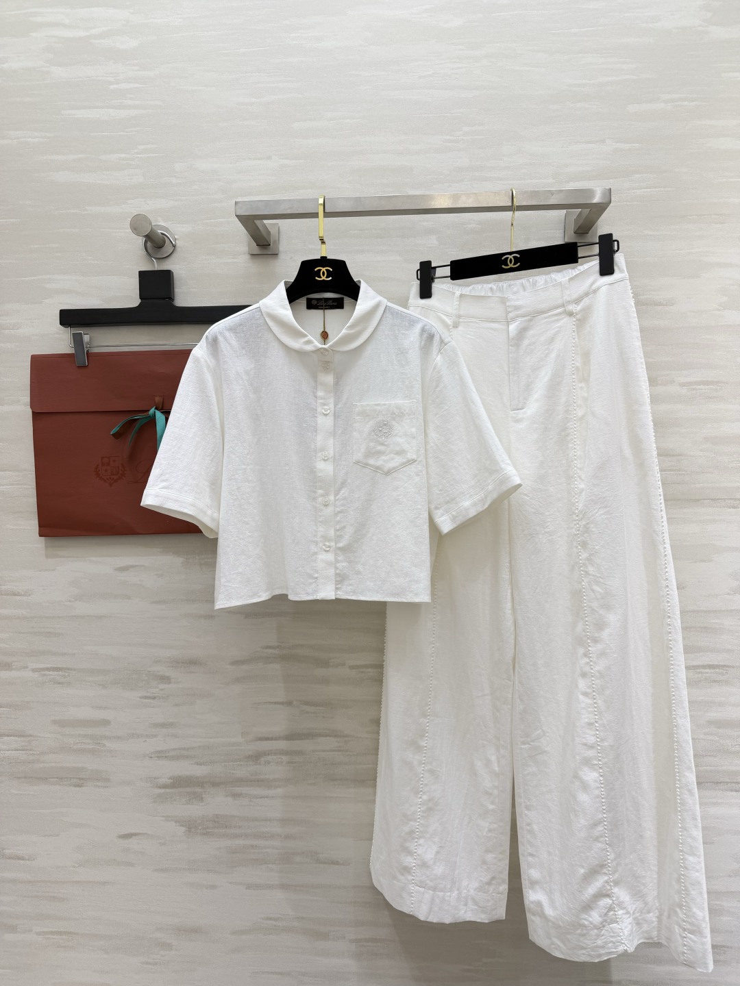NO:857627,Loro pian's Mi Xing linen suit has a high-end feel. The low-saturated tones are gentle and durable. The linen fabric is breathable and not sweaty. The short top + high-waisted wide-leg pants are directly optimized to perfect proportions. No matter the body shape or occasion, you can wear it in daily wear to give a lazy and noble feeling!  High-quality customization, available in stock first size S/M/L (S size shoulder width 43, bust 106, length 46, pants waist 66, hips 104, pants length 103) tops 280, pants, women's clothing, loro piana,19860909Loro pian自带高级感的米杏亚麻套装 低饱和色调温柔又耐看 亚麻面料透气不闷汗 短款上衣+高腰阔腿裤 比例直接优化到完美 不挑身材不挑场合 日常穿也能穿出慵懒贵气感！高品质定制 现货首发sizeS/M/L（s码肩宽43,胸围106,衣长46,裤子腰围66,臀围104,裤长103）上衣280,裤子,女装,loro piana,,Women's clothing