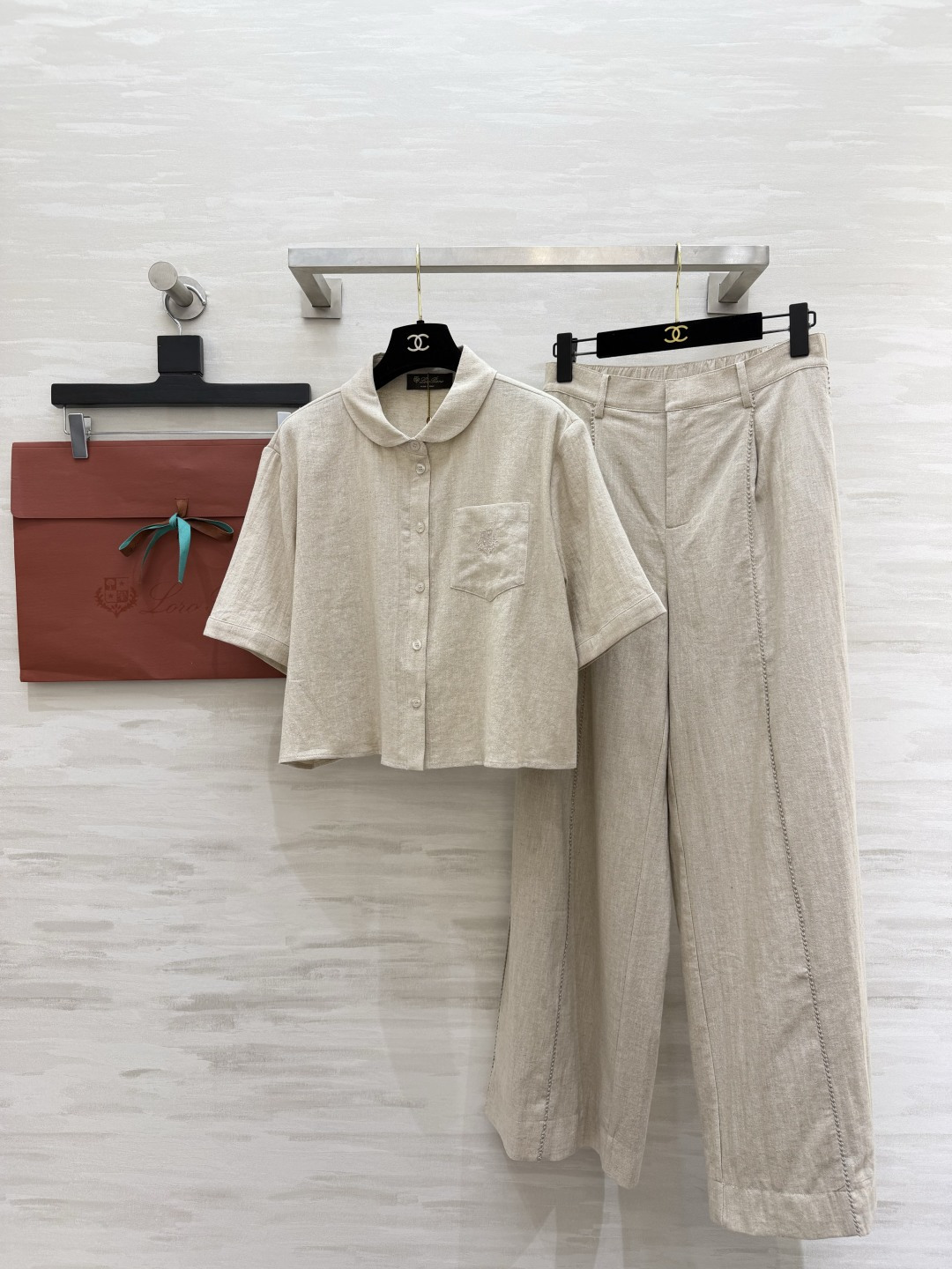 NO:857608,Loro pian's Mi Xing linen suit has a high-end feel. The low-saturated tones are gentle and durable. The linen fabric is breathable and not sweaty. The short top + high-waisted wide-leg pants are directly optimized to perfect proportions. No matter the body shape or occasion, you can wear it in daily wear to give a lazy and noble feeling!  High-quality customization, available in stock first size S/M/L (S size shoulder width 43, bust 106, length 46, pants waist 66, hips 104, pants length 103) tops 280, pants, women's clothing, loro piana,19860909Loro pian自带高级感的米杏亚麻套装 低饱和色调温柔又耐看 亚麻面料透气不闷汗 短款上衣+高腰阔腿裤 比例直接优化到完美 不挑身材不挑场合 日常穿也能穿出慵懒贵气感！高品质定制 现货首发sizeS/M/L（s码肩宽43,胸围106,衣长46,裤子腰围66,臀围104,裤长103）上衣280,裤子,女装,loro piana,,Women's clothing