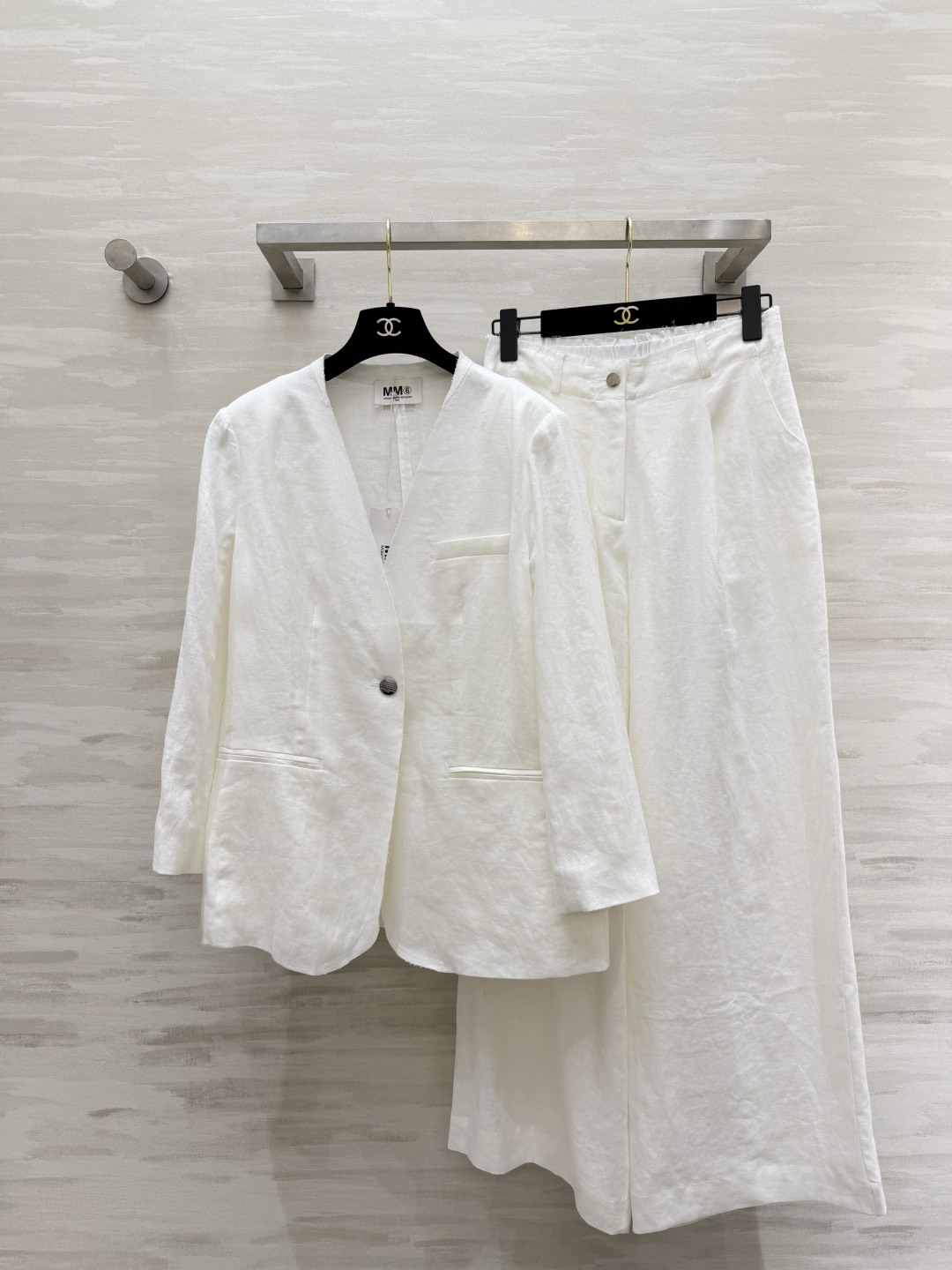 NO:857589,MM6. Margiela Linen Suit｜The relaxed summer formula of collarless suit + wide-leg pants. One set is enough!  Breathable texture, with a cool and high-end feel!  High-quality customization, sold separately size S/M/L/XL (M size shoulder width 39, bust 102, length 72, waist circumference 70, trouser length 103) suit, pants 320., women's clothing, masion margiela, masion margiela, business suit,19860909MM6.马吉拉亚麻套装｜夏日的松弛感公式无领西装+阔腿裤 一套就够了！透气肌理感,自带清冷高级感！高品质定制 分开发售sizeS/M/L/XL（M码肩宽39,胸围102,衣长72,裤子腰围70,裤长103）西装,裤子320.,女装,masion margiela,masion margiela,business suit,,Women's clothing