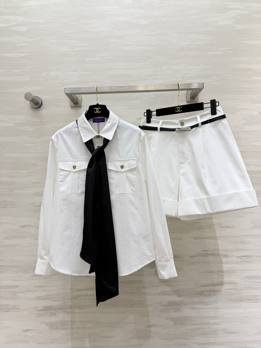 NO:866182,Ralph Laure purple label series summer high-end style suit. Refreshing and clean white shirt with high-waisted white shorts. Comes with summer filter. Silk scarf and belt are the soul, instantly get rid of monotony!  The shirt has a loose fit, the shorts are high-waisted and the legs are long, the breathable fabric is comfortable to wear in summer, high-quality customization, available in stock first size S/M/L (S size bust 98, length 63, waist 66, hip 94, trouser length 40),, loro piana, shorts, shirts,19860909Ralph Laure紫标系列 夏日高级风套装 清爽干净的白衬衫搭配高腰白短裤 自带夏日滤镜 丝巾和腰带是灵魂,瞬间摆脱单调感！衬衫版型宽松 短裤高腰显腿长 透气面料夏天穿也舒服 高品质定制 现货首发sizeS/M/L（s码胸围98,衣长63,腰围66,臀围94,裤长40）,,loro piana,shorts,shirts,,Women's clothing