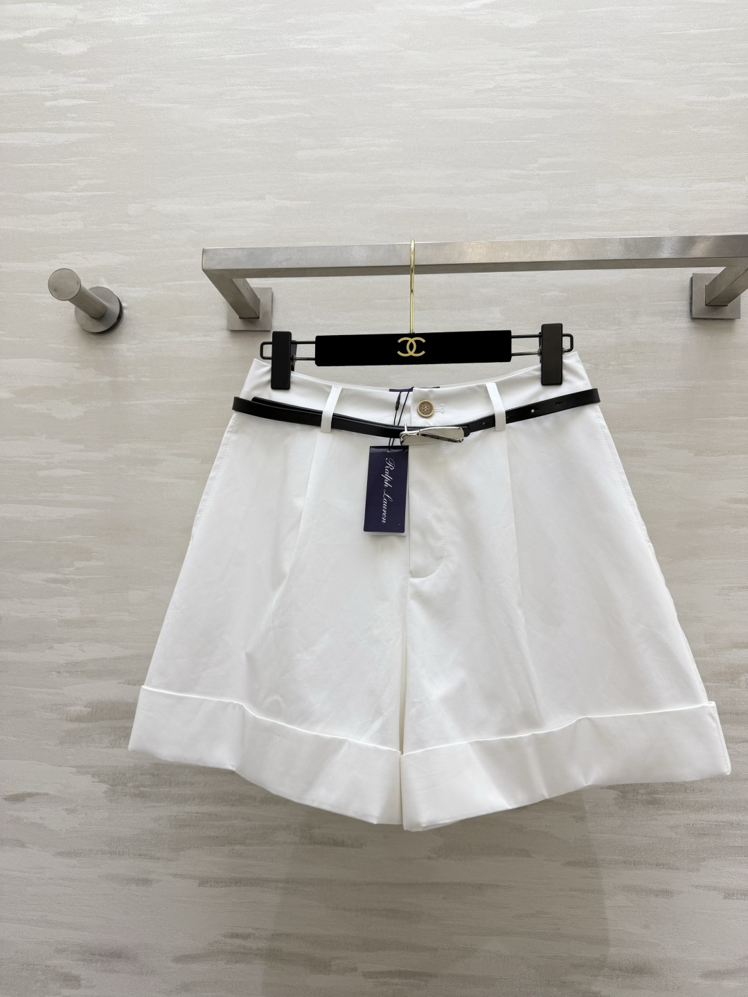 NO:857676,Ralph Laure purple label series summer high-end style suit. Refreshing and clean white shirt with high-waisted white shorts. Comes with summer filter. Silk scarf and belt are the soul, instantly get rid of monotony!  The shirt is loose, the shorts are high-waisted and the legs are long. The breathable fabric is comfortable to wear in summer. High-quality customization. Available in stock first size S/M/L (S size bust 98, length 63, waist 66, hip 94, trouser length 40), women's clothing, loro piana, shorts, shirts,19860909Ralph Laure紫标系列 夏日高级风套装 清爽干净的白衬衫搭配高腰白短裤 自带夏日滤镜 丝巾和腰带是灵魂,瞬间摆脱单调感！衬衫版型宽松 短裤高腰显腿长 透气面料夏天穿也舒服 高品质定制 现货首发sizeS/M/L（s码胸围98,衣长63,腰围66,臀围94,裤长40）,女装,loro piana,shorts,shirts,,Women's clothing