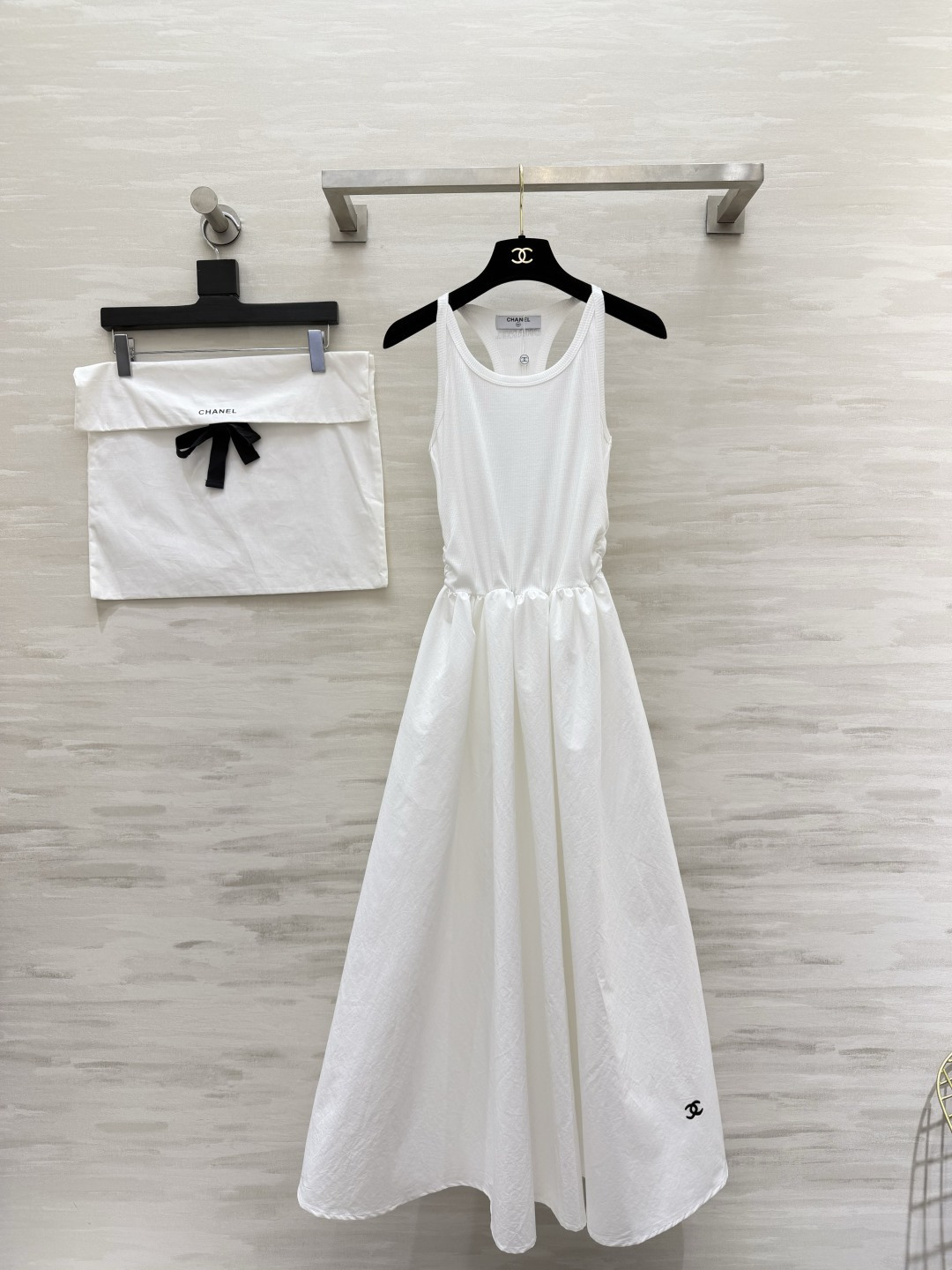 NO:857665,Chane’s summer sundress is so beautiful!  The minimalist design has a sense of luxury, and the control over details is ecstatic!  White is gentle and reduces age, while navy blue is cool and noble!  The racer-shaped vest + waist-cinching design with wide swing, hide the flesh, look slimming and refreshing!  The cotton-blend fabric is breathable, not sweaty, and has a natural sense of relaxation!  High-quality custom-made ready stock size 36/38/40 (36 size elastic bust 72, elastic waist 56, skirt length 129), Chanel-clothing, chanel, chanel, skirts,19860909美到犯规的Chane夏日背心裙！极简设计却自带高级感,细节控狂喜！白色温柔减龄,藏青清冷显贵！工字背心+收腰大摆设计,藏肉显瘦又清爽！棉混面料透气不闷汗,自带松弛感！高品质定制 现货首发size36/38/40（36码弹力胸围72,松紧腰围56,裙长129）,香奈儿-服装,chanel,chanel,skirts,,Women's clothing