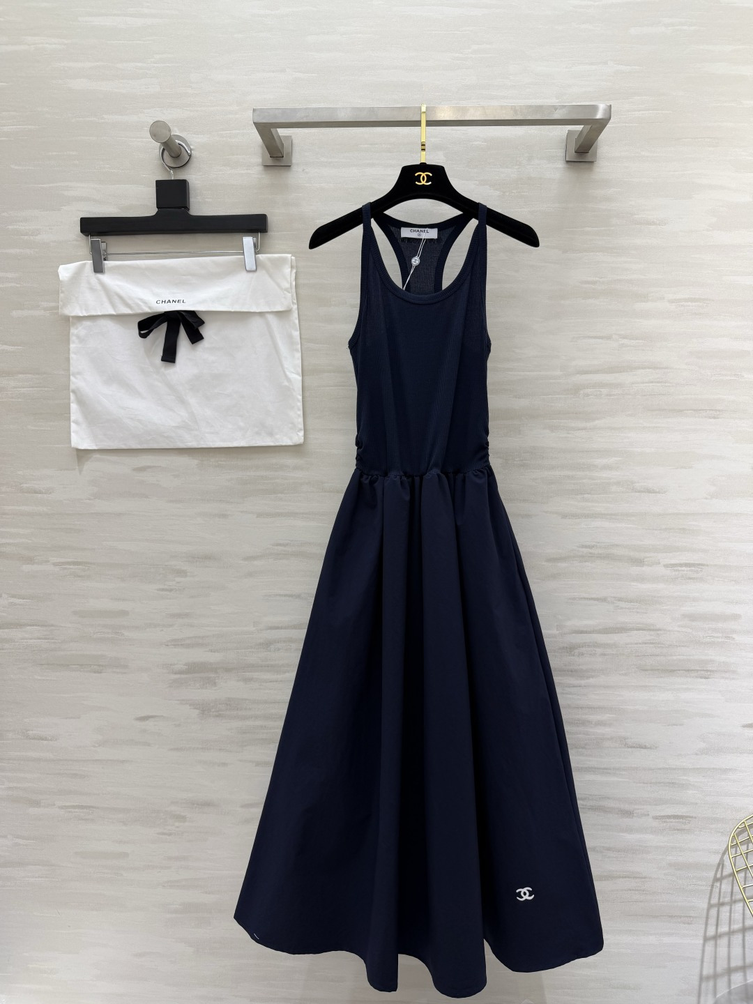 NO:857641,Chane’s summer sundress is so beautiful!  The minimalist design has a sense of luxury, and the control over details is ecstatic!  White is gentle and reduces age, while navy blue is cool and noble!  The racer-shaped vest + waist-cinching design with wide swing, hide the flesh, look slimming and refreshing!  The cotton-blend fabric is breathable, not sweaty, and has a natural sense of relaxation!  High-quality custom-made ready stock size 36/38/40 (36 size elastic bust 72, elastic waist 56, skirt length 129), Chanel-clothing, chanel, chanel, skirts,19860909美到犯规的Chane夏日背心裙！极简设计却自带高级感,细节控狂喜！白色温柔减龄,藏青清冷显贵！工字背心+收腰大摆设计,藏肉显瘦又清爽！棉混面料透气不闷汗,自带松弛感！高品质定制 现货首发size36/38/40（36码弹力胸围72,松紧腰围56,裙长129）,香奈儿-服装,chanel,chanel,skirts,,Women's clothing