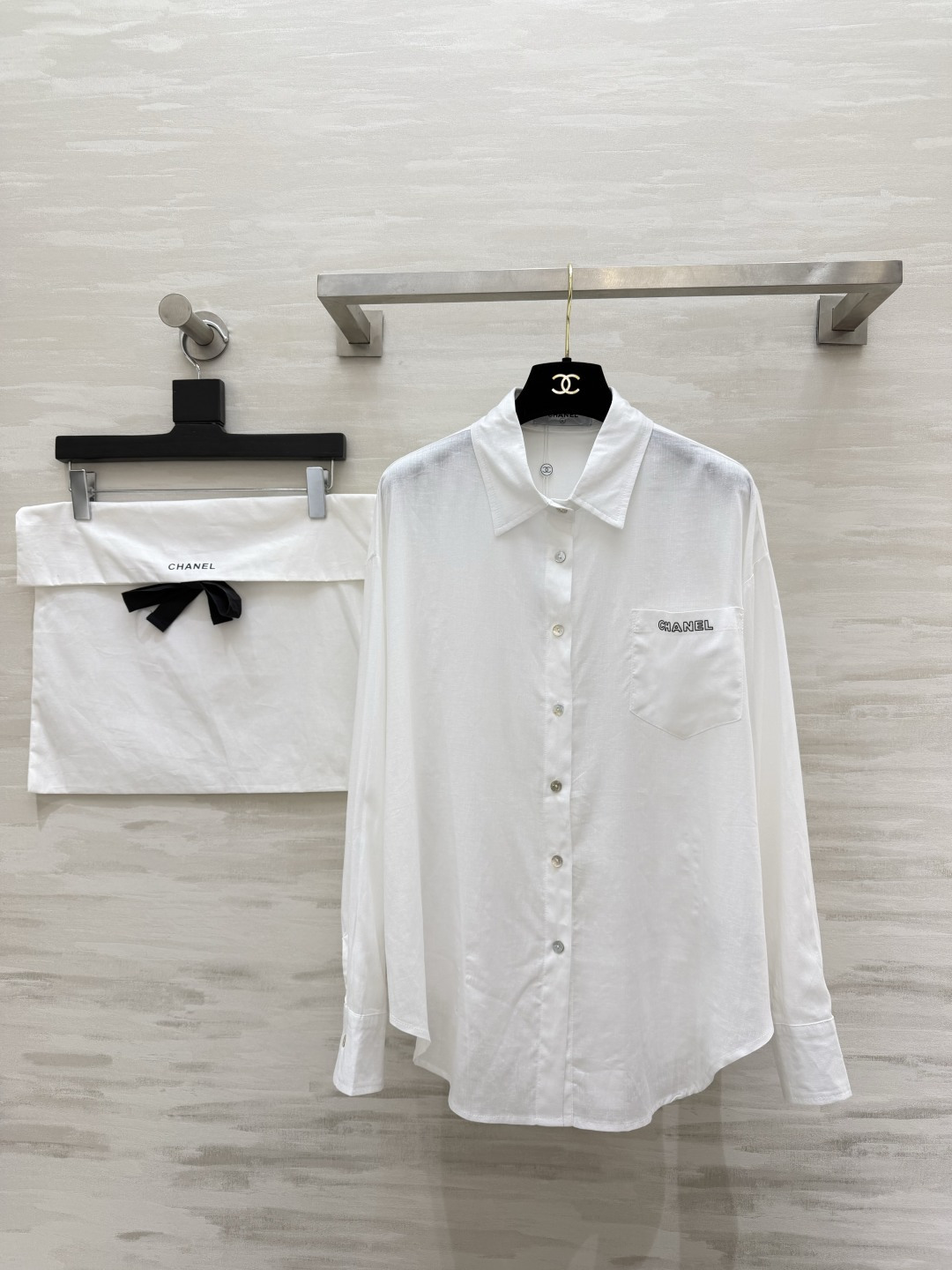 NO:857609,Chane Fragrance Shirt Gentle White Moonlight/Fresh Cold Cyan I love both fairy colors!  Made of light and breathable cotton and linen fabric, it is refreshing and not sweaty even in summer!  The loose oversize version hides fat and makes you look slimmer without being too picky about your figure!  The letters on the chest are low-key and exquisite, full of details. It can be worn alone or stacked, and can be worn for commuting, leisure, and vacation!  High-quality customization, available in stock now, size 36/38/40 (shoulder width 55 for size 36, bust 128, length 71), Chanel-clothing, chanel, chanel, versace, shirts,19860909Chane香风衬衫 温柔白月光/清冷藏青色 两个神仙色都好爱！轻薄透气棉麻面料 夏天穿也清爽不闷汗！宽松oversize版型 藏肉显瘦不挑身材！胸前字母低调精致 细节感拉满 可单穿可叠穿,通勤、休闲、度假都能hold住！高品质定制 现货首发size36/38/40（36码肩宽55,胸围128,衣长71）,香奈儿-服装,chanel,chanel,versace,shirts,,Women's clothing