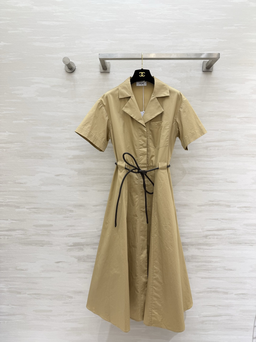 NO:857587,Celin French commuter ceiling!  The khaki waist-cinching shirt dress comes in khaki color with an elegant filter. It is gentle and shows temperament. The short-sleeved design of the suit lapel is neat and slimming. A belt can directly pinch the waist and the large skirt hides the flesh. It can be used for commuting, dating, and afternoon tea!  High-quality customization, available in stock first size S/M/L (S size bust 90, skirt length 116), Celine-clothing, celine, celine, skirts, shirts, T-shirt, business suit,19860909Celin法式通勤天花板！卡其色收腰衬衫裙自带优雅滤镜的卡其色 温柔又显气质 西装翻领短袖设计 利落又显瘦 腰带一系 直接掐出小蛮腰 大裙摆藏肉一绝 通勤、约会、下午茶都能hold住！高品质定制 现货首发sizeS/M/L（s码胸围90,裙长116）,赛琳-服装,celine,celine,skirts,shirts,T-shirt,business suit,,Women's clothing