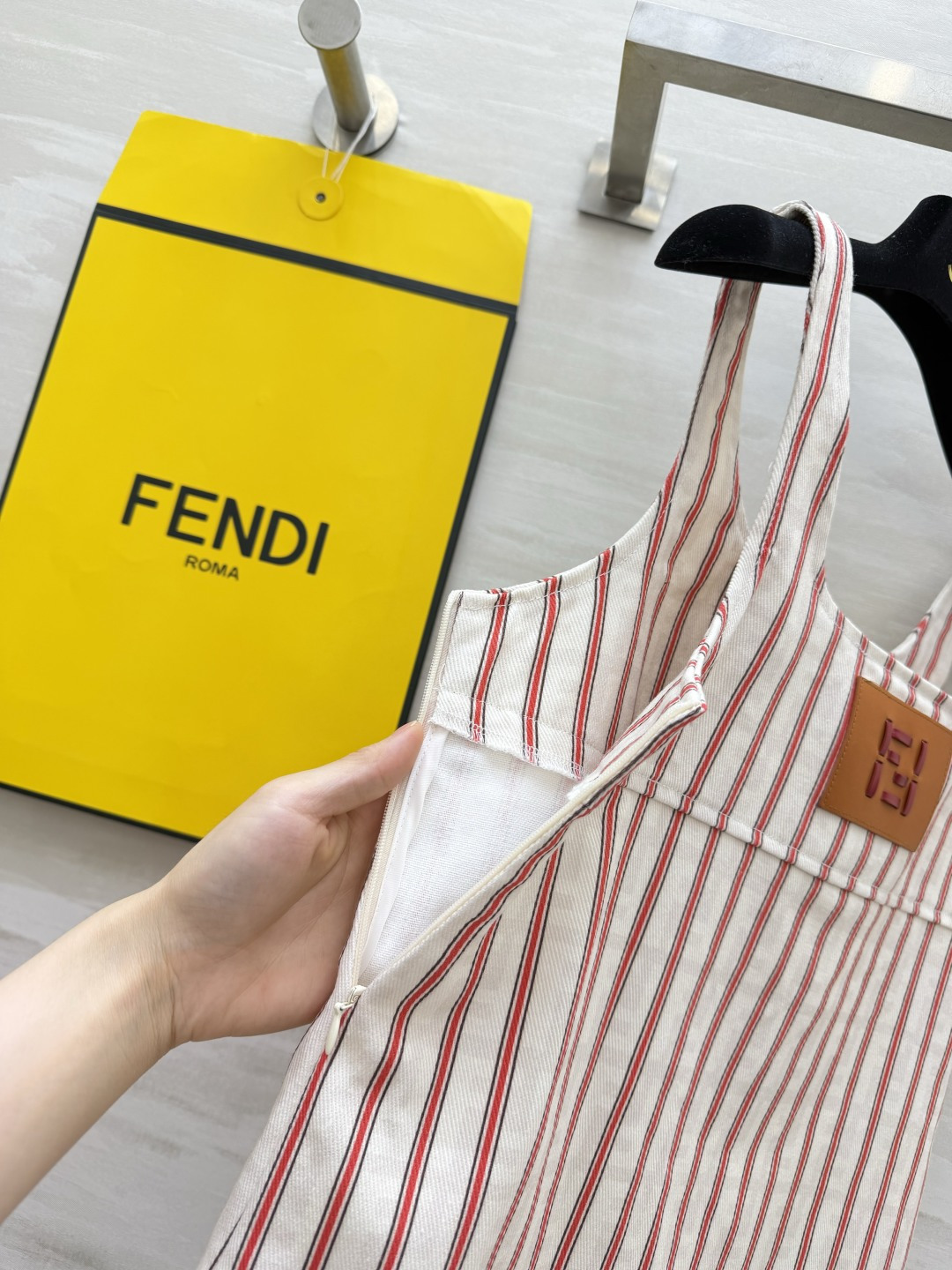 ✨FEND♡²⁶限定条纹背心裙 经典米白+红条纹 自带夏日清爽滤镜 方领直筒版型 不挑身材还藏肉！胸前皮