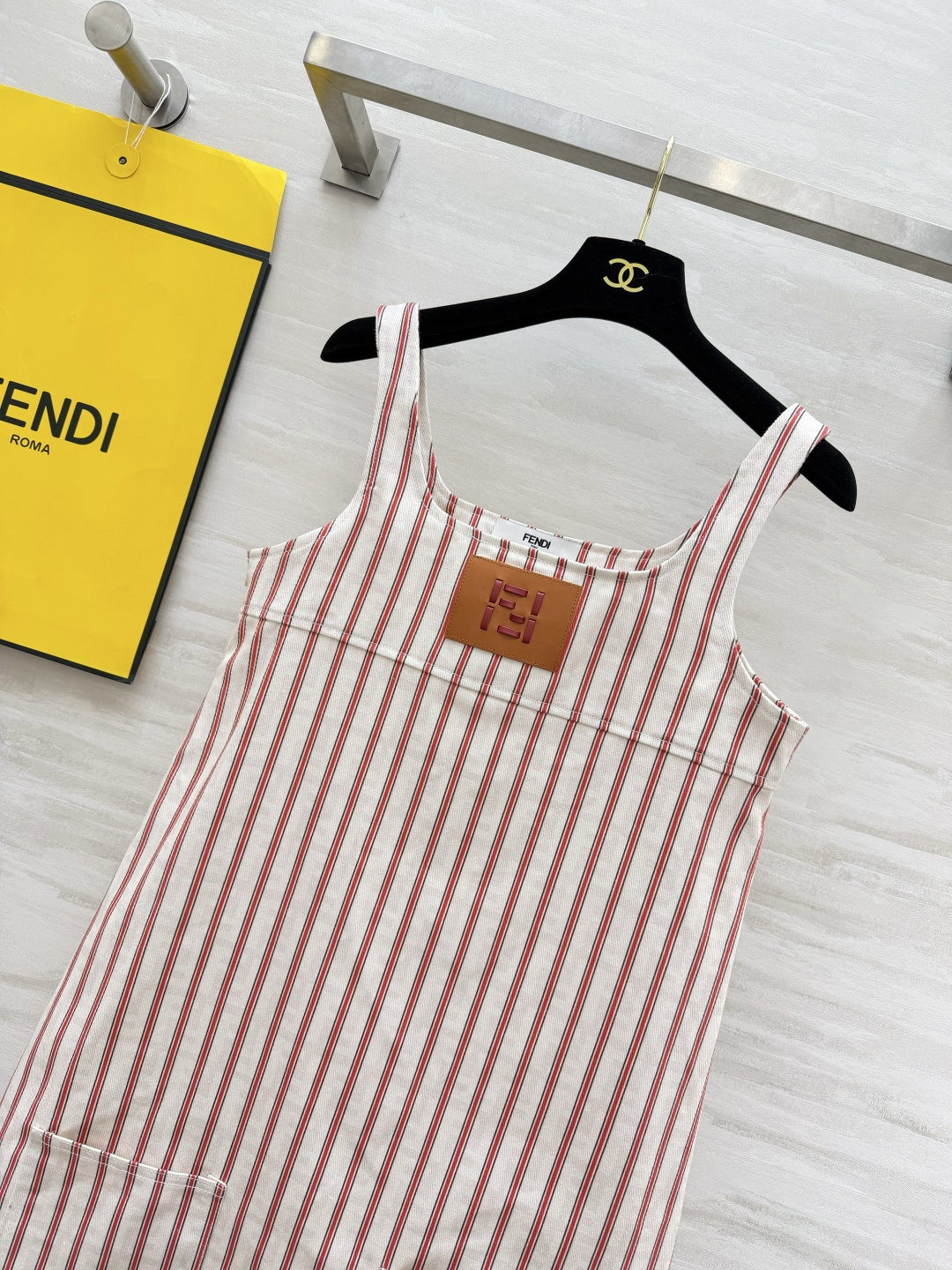 ✨FEND♡²⁶限定条纹背心裙 经典米白+红条纹 自带夏日清爽滤镜 方领直筒版型 不挑身材还藏肉！胸前皮