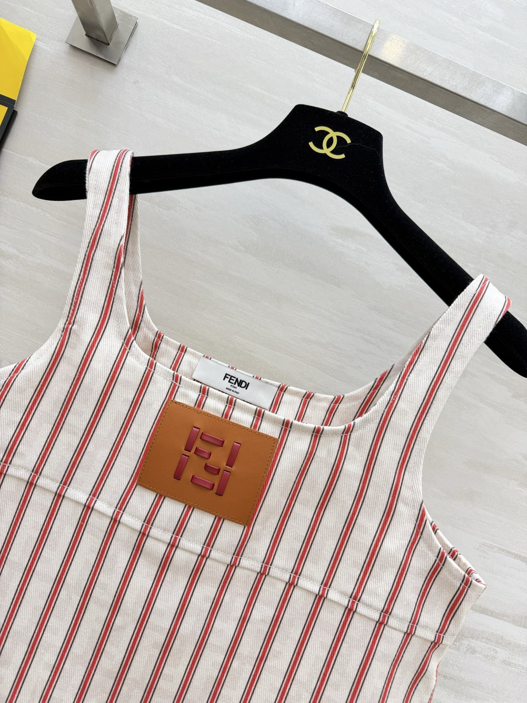 ✨FEND♡²⁶限定条纹背心裙 经典米白+红条纹 自带夏日清爽滤镜 方领直筒版型 不挑身材还藏肉！胸前皮