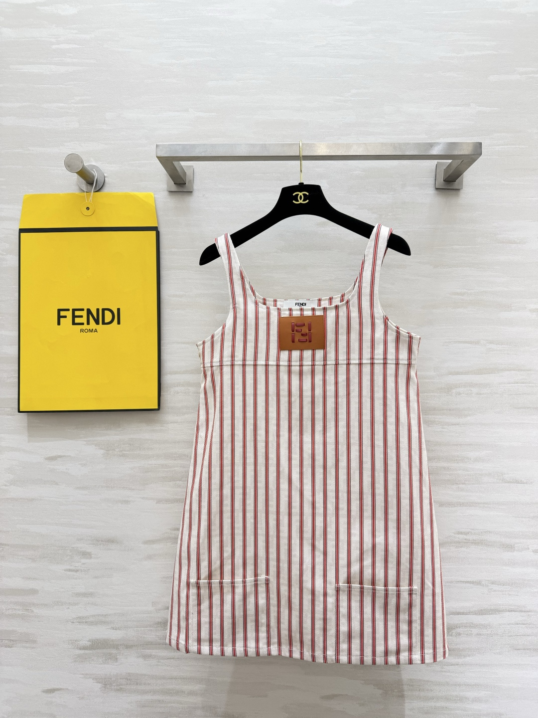 NO:859821,FEND limited edition striped vest dress, classic off-white + red stripes, comes with summer refreshing filter, square collar, straight version, not picky about your figure but still hides your body fat!  The leather logo on the chest is low-key and noble. It can be worn for daily use, dating, and vacation. The upper body looks like a wealthy daughter!  High-quality customization, available in stock first size S/M/L (S size bust 88, skirt length 68), Fendi-clothing, fendi, fendi, skirts,19860909FEND限定条纹背心裙 经典米白+红条纹 自带夏日清爽滤镜 方领直筒版型 不挑身材还藏肉！胸前皮质logo标 低调又显贵 日常/约会/度假都能打,上身就是富家千金既视感！高品质定制 现货首发sizeS/M/L（s码胸围88,裙长68）,芬迪-服装,fendi,fendi,skirts,,Women's clothing