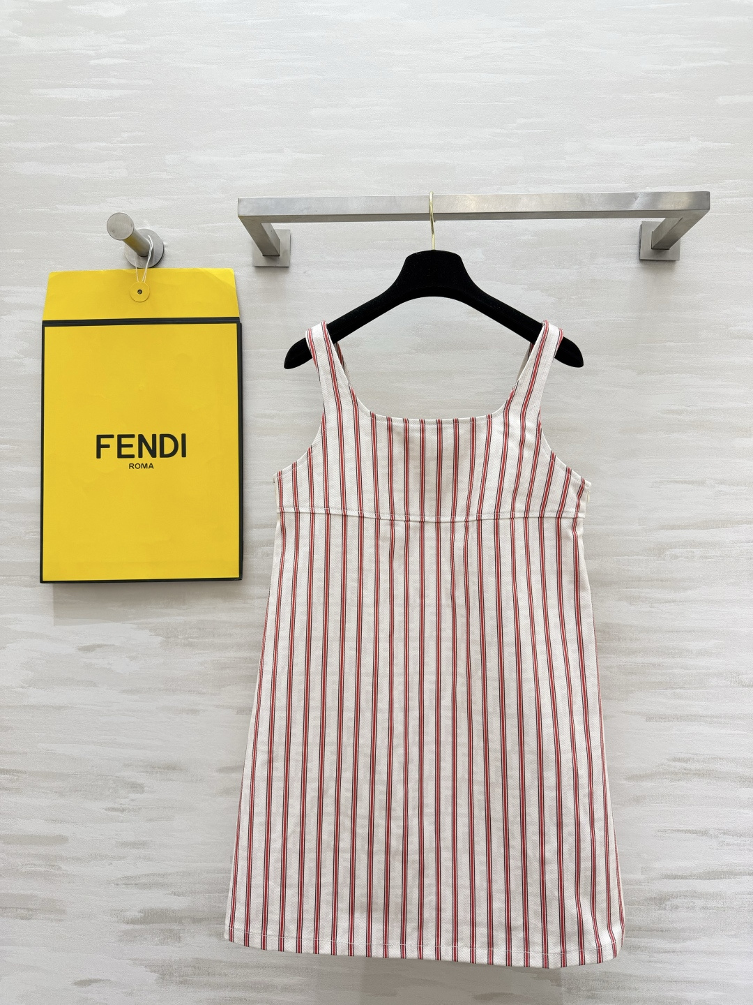 ✨FEND♡²⁶限定条纹背心裙 经典米白+红条纹 自带夏日清爽滤镜 方领直筒版型 不挑身材还藏肉！胸前皮