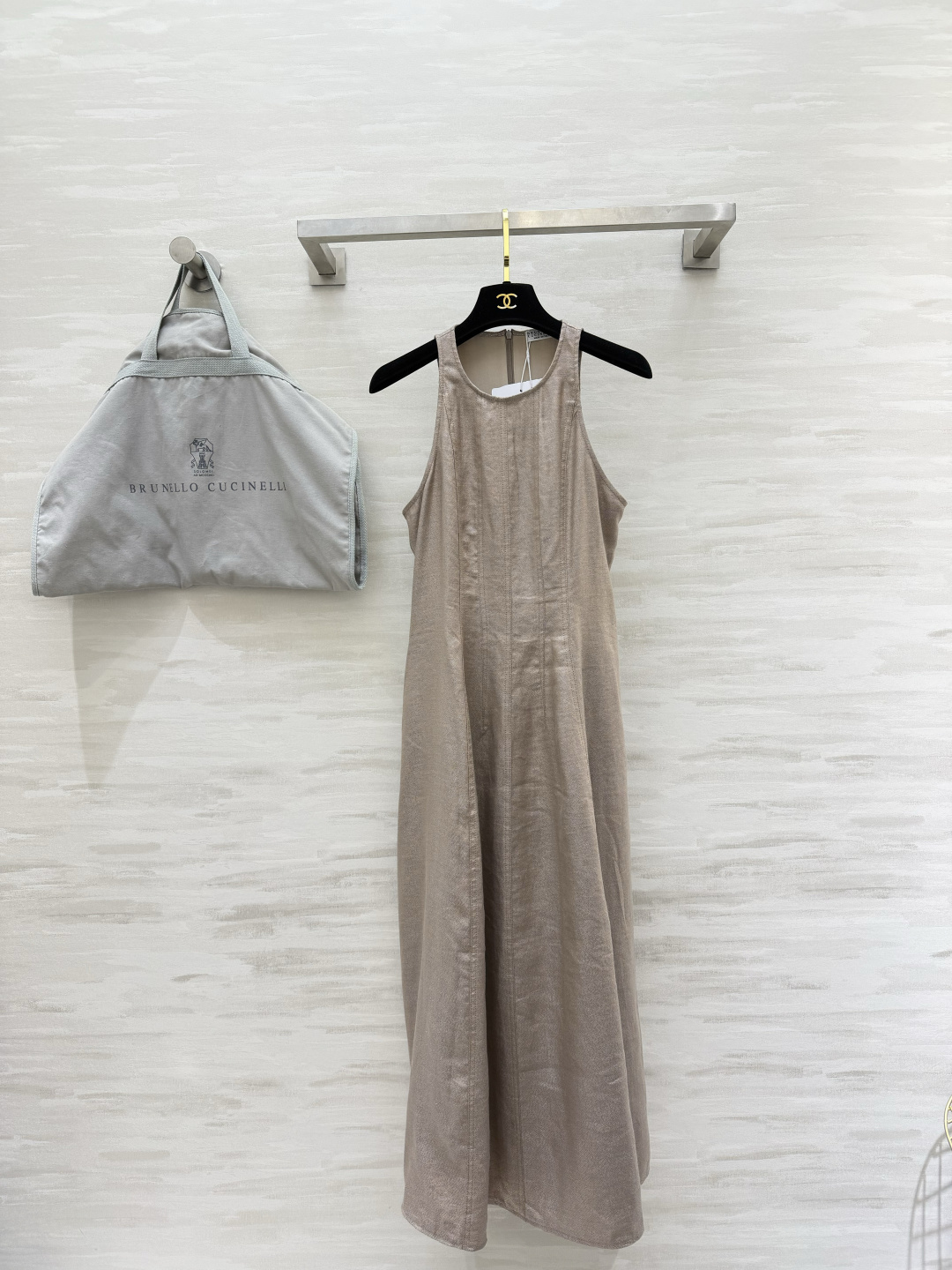 NO:859771,Brunello Cucinell gentle nude color linen long dress. Halter neck design, slimming and showing off the shoulder line. Natural linen fabric, breathable and skin-friendly. Silk lining texture, soft and delicate. Straight A-line version, covering the flesh without being too picky. Suitable for daily/commuting/vacation, gentle and high-end!  High version sizexs/s/m/L (L size bust 88, skirt length 125), women's clothing, brunello cucinelli, skirts, real silk,19860909Brunello Cucinell温柔裸色亚麻长裙 挂脖设计,显瘦又显肩线 天然亚麻面料,透气亲肤 内里真丝质地,柔软细腻 直筒A字版,遮肉不挑身材 日常/通勤/度假都适配,温柔又高级！ 高版本 sizexs/s/m/L（L码胸围88,裙长125）,女装,brunello cucinelli,skirts,real silk,,Women's clothing