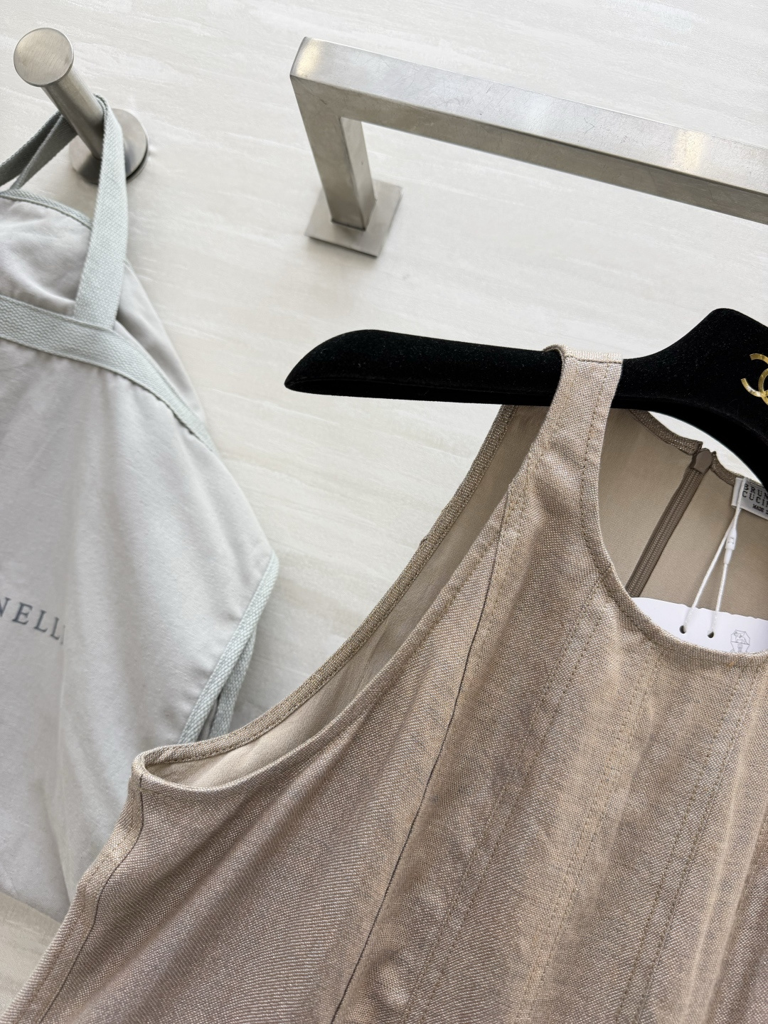 🤎 Brunello Cucinell♡温柔裸色亚麻长裙▫️ 挂脖设计，显瘦又显肩线▫️ 天然亚麻面料，