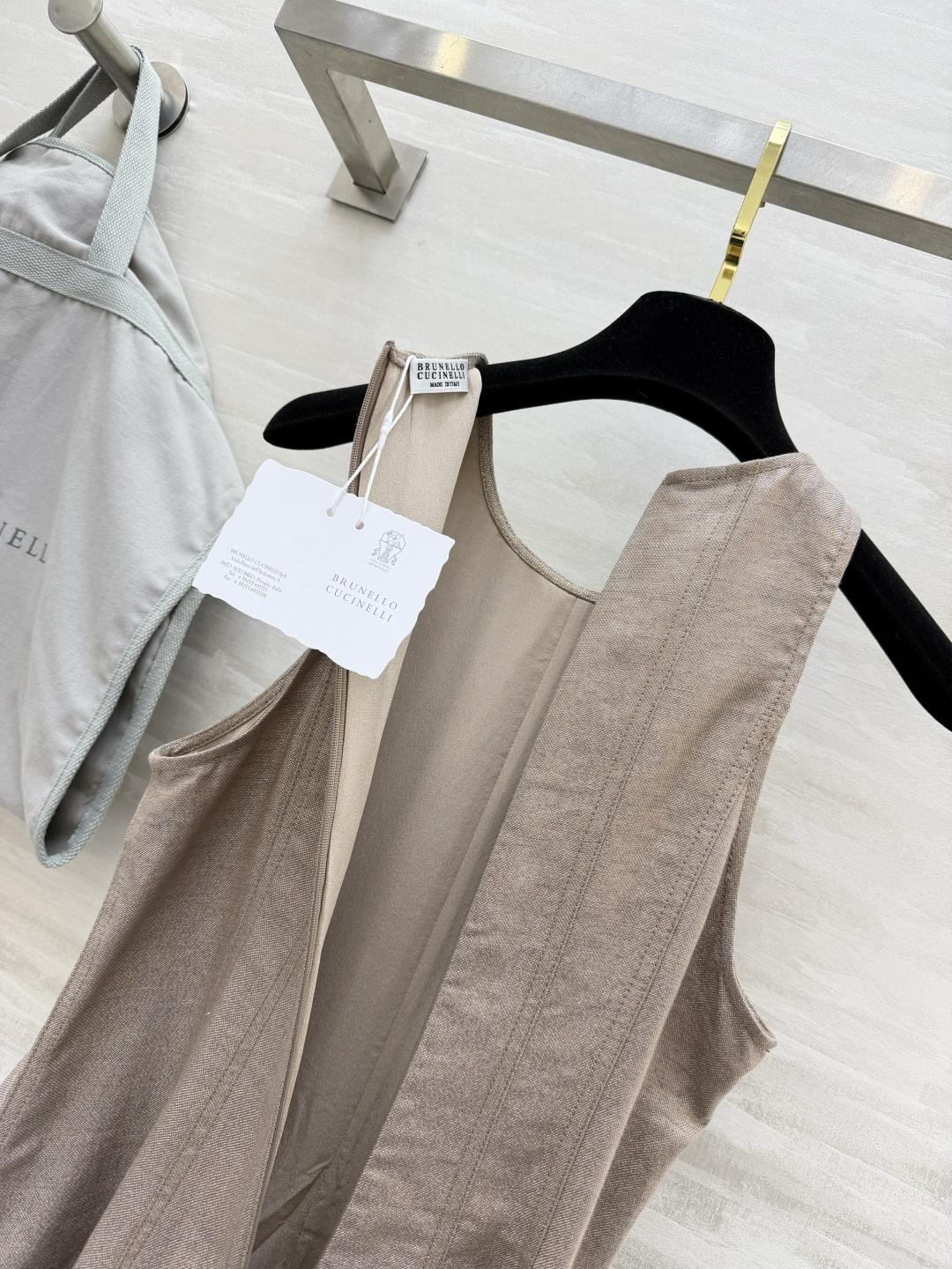 🤎 Brunello Cucinell♡温柔裸色亚麻长裙▫️ 挂脖设计，显瘦又显肩线▫️ 天然亚麻面料，
