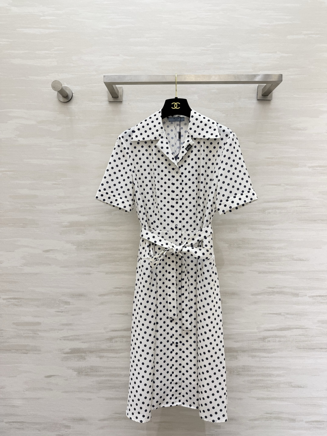 NO:859848,Prad polka dot shirt dress | Classic and timeless. Iconic polka dot elements. Comes with a retro elegant filter. Lapel short-sleeved design. Clean and age-reducing. Belt waist design easily outlines the waistline. Drape fabric. The upper body is refreshing and slim. It can be worn for commuting, dating, and light gatherings!  High-quality customization, available in stock first size S/M/L (S size bust 92, skirt length 98), Prada-clothing, prada, prada, skirts, shirts, T-shirt,19860909Prad波点衬衫连衣裙 | 经典永不过时 标志性波点元素 自带复古优雅滤镜 翻领短袖设计 利落又减龄 腰带收腰版型 轻松勾勒出腰线 垂坠感面料 上身清爽又显瘦 通勤、约会、轻聚会都能hold住！高品质定制 现货首发sizeS/M/L（s码胸围92,裙长98）,普拉达-服装,prada,prada,skirts,shirts,T-shirt,,Women's clothing