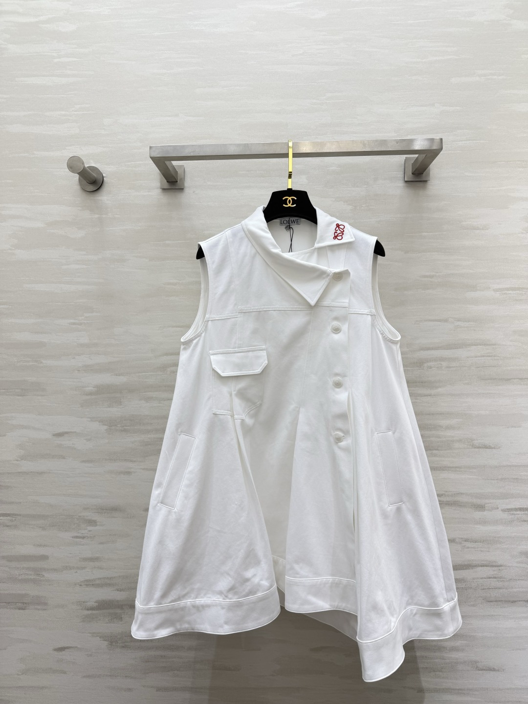 NO:859787,LOEW embroidered sleeveless tank top with relaxed ceiling, neat lapels, asymmetrical A-line silhouette, a great way to hide your body and make you look slimmer!  Soft and fufu high-count cotton fabric, skin-friendly and stylish. White moonlight & smoke pink two colors, gentle and elegant. Comes with noble filter for daily wear. High-quality customization. Available in stock first size S/M/L (S size bust 96, length 78), Loewe-clothing, loewe, loewe, skirts,19860909LOEW刺绣无袖背心裙 松弛感天花板 利落翻领 不对称A字廓形 藏肉显瘦一把好手！软fufu的高支棉面料 亲肤又有型 白月光&烟粉两色 温柔又大气 日常单穿自带贵气滤镜 高品质定制 现货首发sizeS/M/L（s码胸围96,衣长78）,罗意威-服装,loewe,loewe,skirts,,Women's clothing