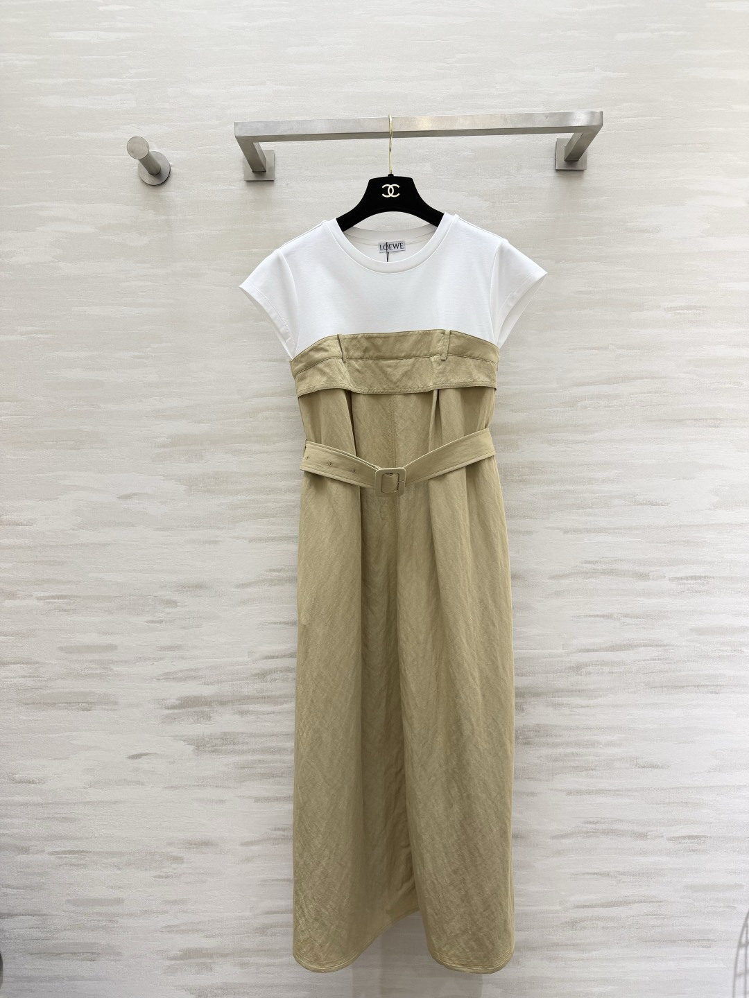 NO:859745,Loew fake two-piece spliced ​​belt dress, whoever wears it has a gentle temperament!  T-shirt spliced ​​with workwear style waist skirt directly adds layering!  Comes with a belt to cinch the waist and easily wear it in a 37/7 ratio. Khaki/Navy Blue color. Suitable for daily commuting. The drapey fabric is super slimming. A worry-free and versatile style for summer wardrobe!  High-quality customization, available in stock first size S/M/L/XL (S size shoulder width 36, bust 84, skirt length 124), Loewe-clothing, loewe, loewe, skirts, tees, t-shirt,19860909Loew假两件拼接腰带连衣裙 谁穿谁是温柔气质挂！T恤拼接工装风腰裙 层次感直接拉满！自带腰带收腰轻松穿出三七分比例 卡其/藏青两色 日常通勤都能hold住 垂坠感面料超显瘦 夏日衣柜的省心万能款！高品质定制 现货首发sizeS/M/L/XL（s码肩宽36,胸围84,裙长124）,罗意威-服装,loewe,loewe,skirts,tees，t-shirt,,Women's clothing