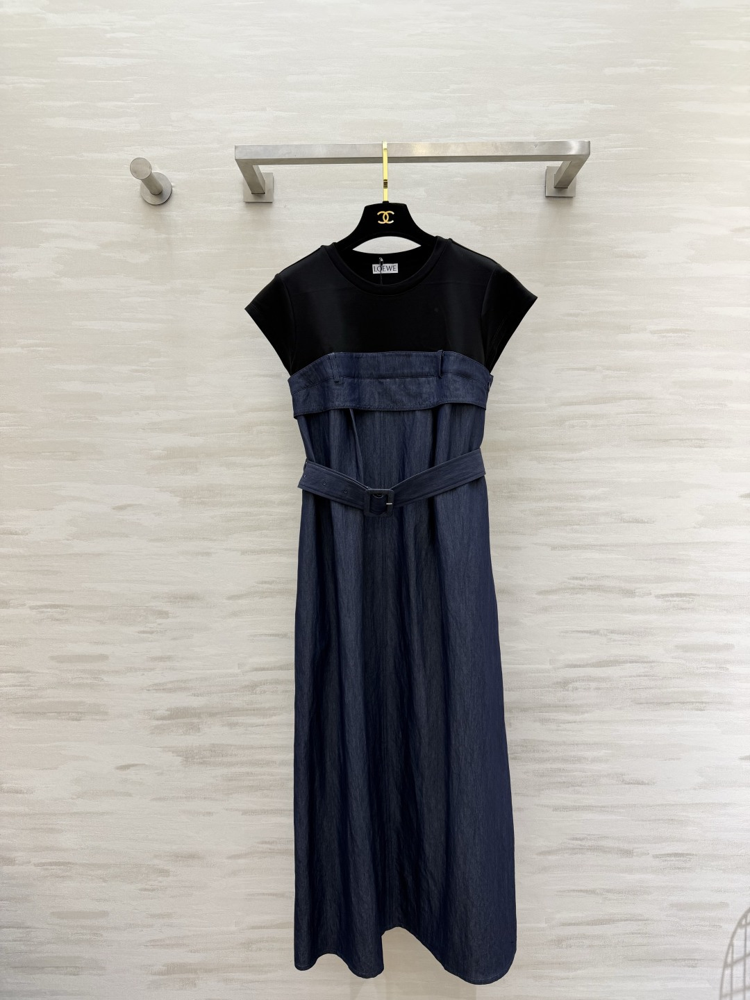 NO:859766,Loew fake two-piece spliced ​​belt dress, whoever wears it has a gentle temperament!  T-shirt spliced ​​with workwear style waist skirt directly adds layering!  Comes with a belt to cinch the waist and easily wear it in a 37/7 ratio. Khaki/Navy Blue color. Suitable for daily commuting. The drapey fabric is super slimming. A worry-free and versatile style for summer wardrobe!  High-quality customization, available in stock first size S/M/L/XL (S size shoulder width 36, bust 84, skirt length 124), Loewe-clothing, loewe, loewe, skirts, tees, t-shirt,19860909Loew假两件拼接腰带连衣裙 谁穿谁是温柔气质挂！T恤拼接工装风腰裙 层次感直接拉满！自带腰带收腰轻松穿出三七分比例 卡其/藏青两色 日常通勤都能hold住 垂坠感面料超显瘦 夏日衣柜的省心万能款！高品质定制 现货首发sizeS/M/L/XL（s码肩宽36,胸围84,裙长124）,罗意威-服装,loewe,loewe,skirts,tees，t-shirt,,Women's clothing