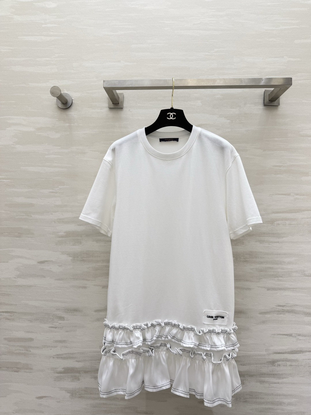 NO:859685,Lvvv spliced ​​fungus hem T-shirt skirt has a sweet and cool girly feel that directly complements the basic T-shirt style. The double-layered ruffle skirt is pure and sexy!  Both black and white are easy to wear. Lazy yet delicate and discreet. The loose version hides the flesh without being picky about the figure. A lazy person can go out in one suit. It is comfortable and casual for daily wear. It is gentle and playful for dating. It is an age-reducing tool for summer. High-quality customization. Available in stock first size S/M/L (S size shoulder width 47, bust 98, length 67.5), Louis Vuitton-Clothing, Louis Vuitton, Louis  vuitton,skirts,tees,t-shirt,19860909Lvvv拼接木耳边T恤裙 甜酷少女感直接拉满基础T恤版型 双层荷叶边裙摆 又纯又欲！黑白两色都好穿 慵懒中带着精致小心机 宽松版型藏肉不挑身材 懒人一套就出门 日常穿舒服随性 约会穿温柔又俏皮 夏天的减龄神器 高品质定制 现货首发sizeS/M/L（s码肩宽47,胸围98,衣长67.5）,路易威登-服装,louis vuitton,louis vuitton,skirts,tees，t-shirt,,Women's clothing