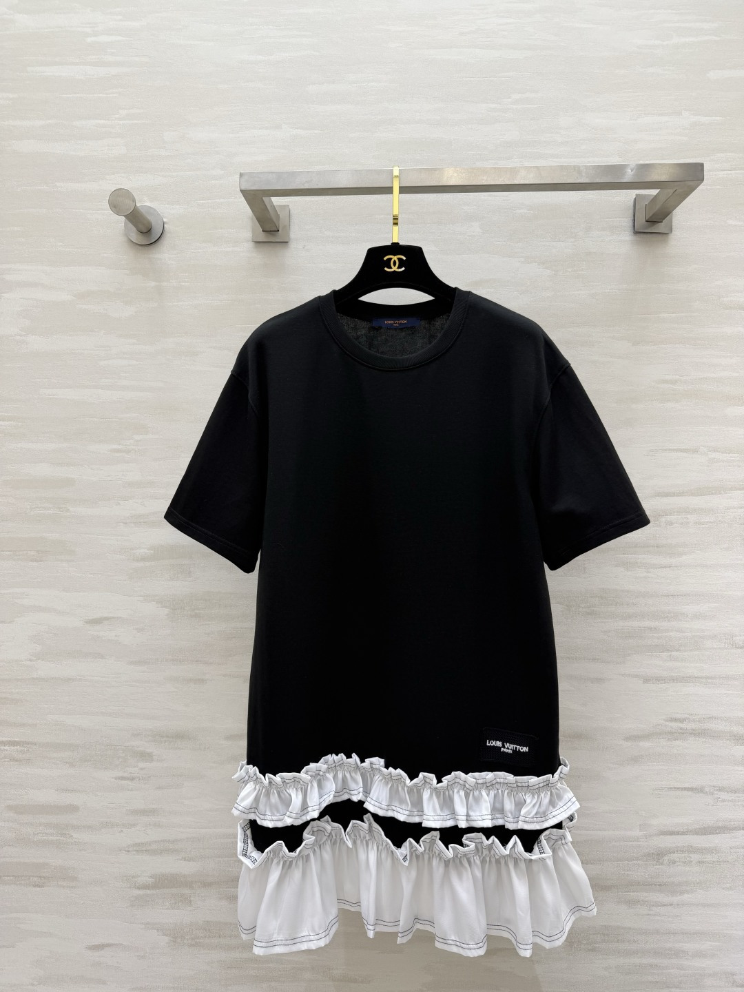NO:859704,Lvvv spliced ​​fungus hem T-shirt skirt has a sweet and cool girly feel that directly complements the basic T-shirt style. The double-layered ruffle skirt is pure and sexy!  Both black and white are easy to wear. Lazy yet delicate and discreet. The loose version hides the flesh without being picky about the figure. A lazy person can go out in one suit. It is comfortable and casual for daily wear. It is gentle and playful for dating. It is an age-reducing tool for summer. High-quality customization. Available in stock first size S/M/L (S size shoulder width 47, bust 98, length 67.5), Louis Vuitton-Clothing, Louis Vuitton, Louis  vuitton,skirts,tees,t-shirt,19860909Lvvv拼接木耳边T恤裙 甜酷少女感直接拉满基础T恤版型 双层荷叶边裙摆 又纯又欲！黑白两色都好穿 慵懒中带着精致小心机 宽松版型藏肉不挑身材 懒人一套就出门 日常穿舒服随性 约会穿温柔又俏皮 夏天的减龄神器 高品质定制 现货首发sizeS/M/L（s码肩宽47,胸围98,衣长67.5）,路易威登-服装,louis vuitton,louis vuitton,skirts,tees，t-shirt,,Women's clothing