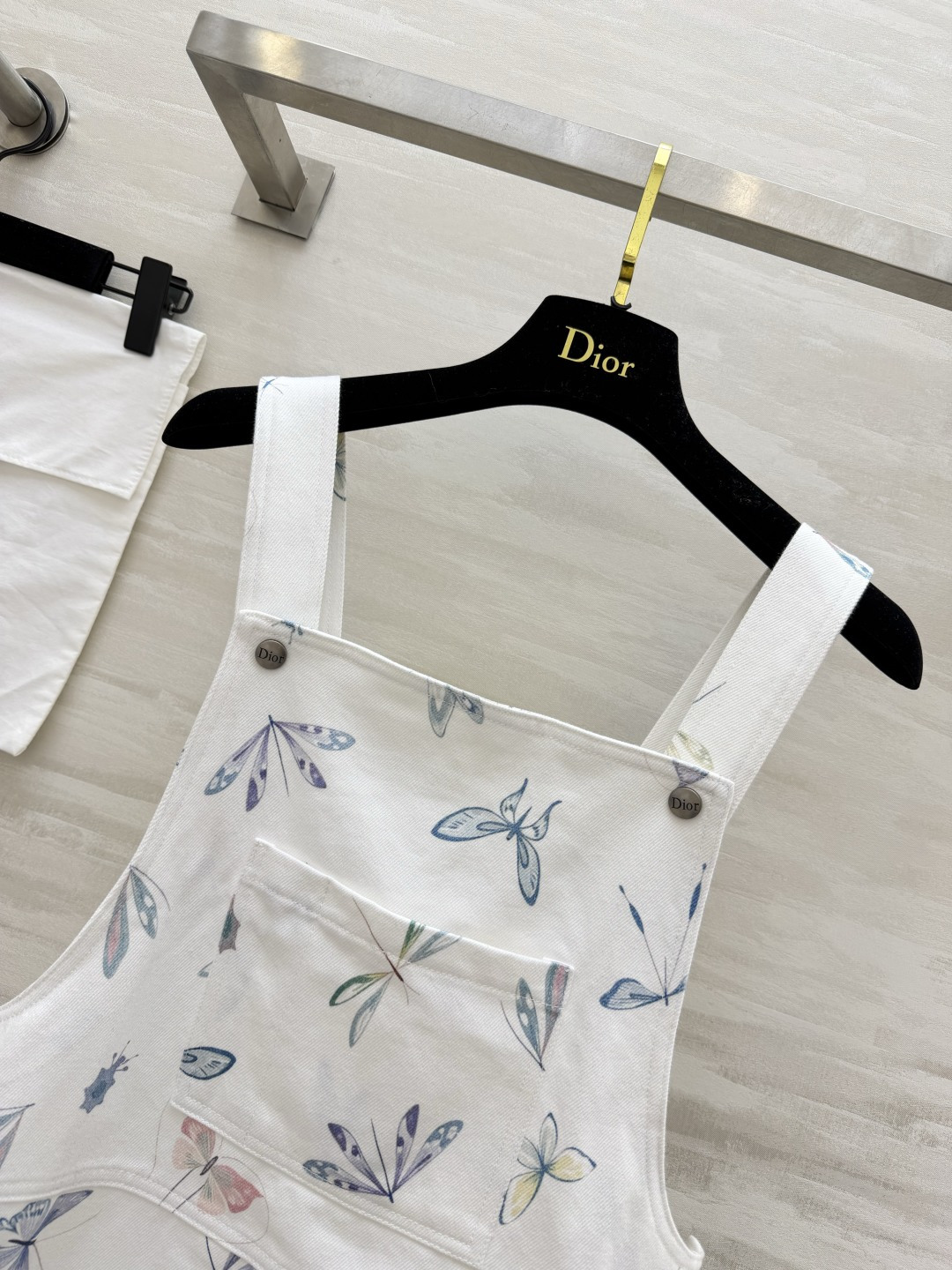 ✨Dio♡²⁶蝴蝶印花背带裙 把浪漫穿在身上！ 水彩蝴蝶印花温柔又灵动 自带仙气滤镜 宽松A字版型 搭配