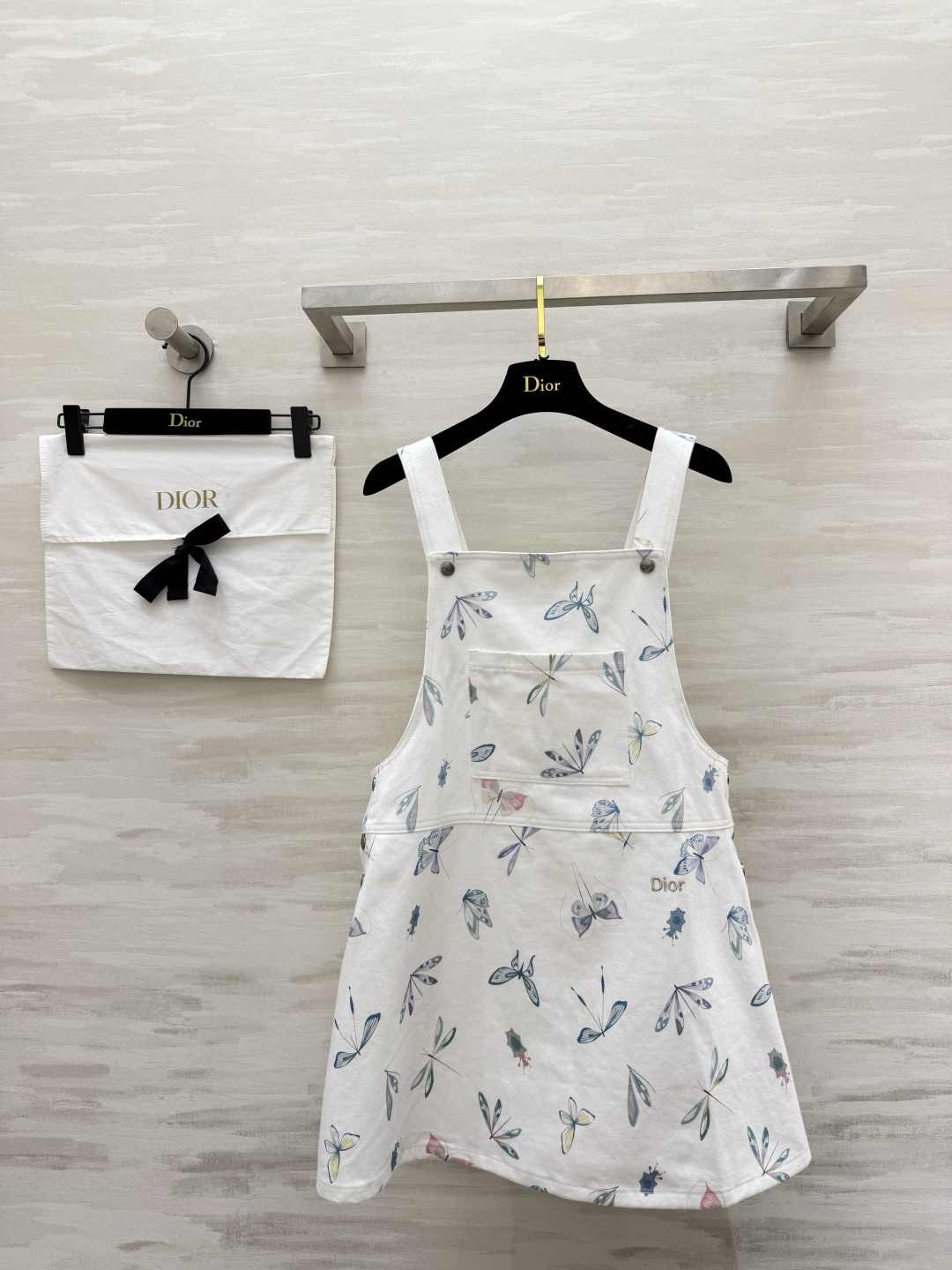 NO:859735,Dio butterfly print suspender skirt puts romance on your body!  The watercolor butterfly print is gentle and smart. It comes with a fairy filter. It has a loose A-line shape. It looks very girly when paired with a T-shirt/shirt. It doesn’t pick a style or a soft fabric. The upper body is comfortable and stylish. A must-have for summer sweet girls. Whoever wears it is gentle ~ High-quality customization. Available in stock first size 36/38/40 (size 36 waist 82, skirt length 59), Dior-clothing, dior, dior, skirts, shirts, tees, t-shirt,19860909Dio蝴蝶印花背带裙 把浪漫穿在身上！ 水彩蝴蝶印花温柔又灵动 自带仙气滤镜 宽松A字版型 搭配T恤/衬衫都超有少女感 不挑风格不挑人软乎乎的面料上身舒服又有型 夏日甜妹必备款 谁穿谁温柔~高品质定制 现货首发size36/38/40（36码腰围82,裙长59）,迪奥-服装,dior,dior,skirts,shirts,tees，t-shirt,,Women's clothing