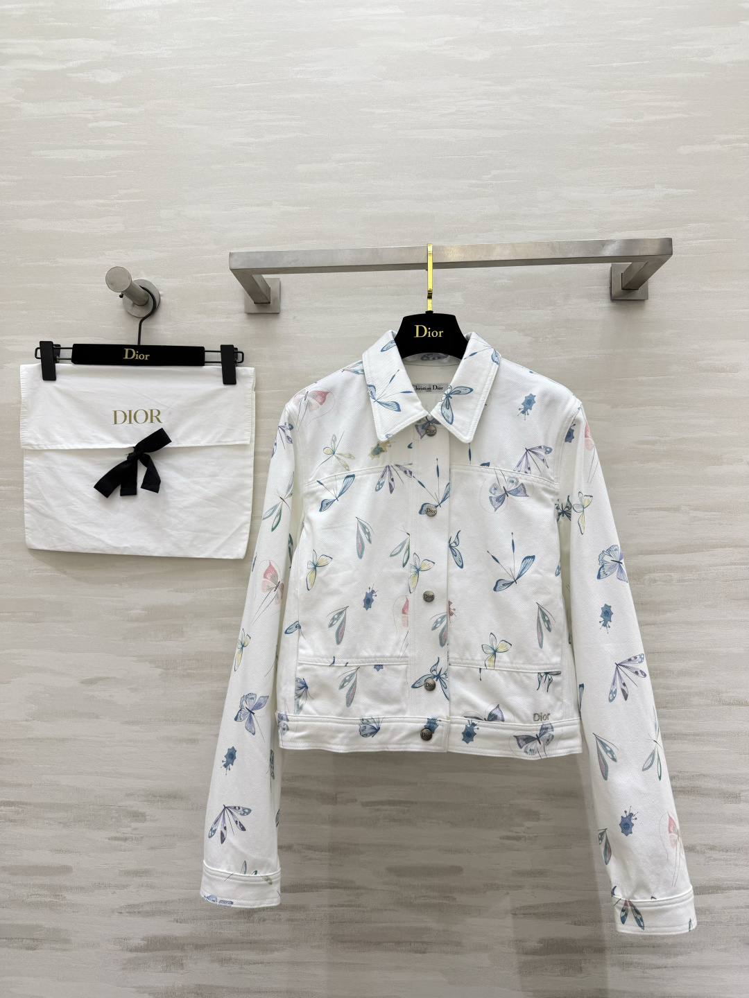 NO:859654,Dio watercolor butterfly pattern jacket puts romance on your body!  Hand-painted watercolor butterfly print is gentle and smart. Comes with a fairy filter. Neat style. Easily raise the waistline and change the proportion to 37% in seconds. Soft and stylish fabric. The upper body is comfortable and textured. It looks great when paired with jeans and skirts. It is suitable for daily commuting and dating!  Atmospheric ceiling, whoever wears it is gentle ~ High-quality customization, available in stock first size S/M/L (S size shoulder width 42, bust 94, length 48), Dior-clothing, dior, dior, skirts, jeans, jackets & coats,19860909Dio水彩蝴蝶图案外套 把浪漫穿在身上！手绘水彩蝴蝶印花 温柔又灵动 自带仙气滤镜 利落版型 轻松拉高腰线 秒变三七分比例 软而有型的面料 上身舒适又有质感 搭配牛仔裤、半裙都超有气质,日常通勤约会都适配！氛围感天花板 谁穿谁温柔~高品质定制 现货首发sizeS/M/L（s码肩宽42,胸围94,衣长48）,迪奥-服装,dior,dior,skirts,jeans,jackets & coats,,Women's clothing