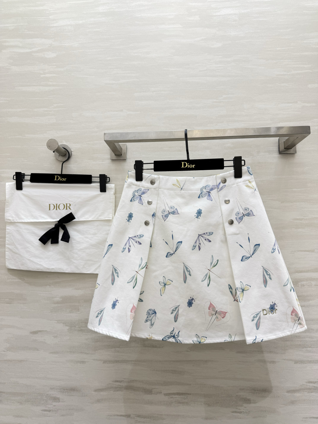 NO:859674,Dio watercolor butterfly A-line skirt puts romance on your body!  Hand-painted watercolor butterfly print is gentle and smart. Comes with a fairy filter. A-line high-waisted version. It hides the flesh and shows the length of the legs. The button design is full of details. It is elegant and exquisite. Pair it with the same series of jackets/simple white T. It is easy to control the atmosphere. Girly and high-end sense coexist. Whoever wears it is gentle ~ High-quality customization. Available in stock first size S/M/L (S size waist 68, skirt length 45), Dior-clothing, dior, dior, skirts, jackets &  coats,19860909Dio水彩蝴蝶A字短裙 把浪漫穿在身上！手绘水彩蝴蝶印花 温柔灵动 自带仙气滤镜 A字高腰版型 藏肉又显腿长 排扣设计细节感拉满 气质又精致 搭配同系列外套/简单白T 轻松拿捏氛围感 少女感与高级感并存 谁穿谁温柔~高品质定制 现货首发sizeS/M/L（s码腰围68,裙长45）,迪奥-服装,dior,dior,skirts,jackets & coats,,Women's clothing